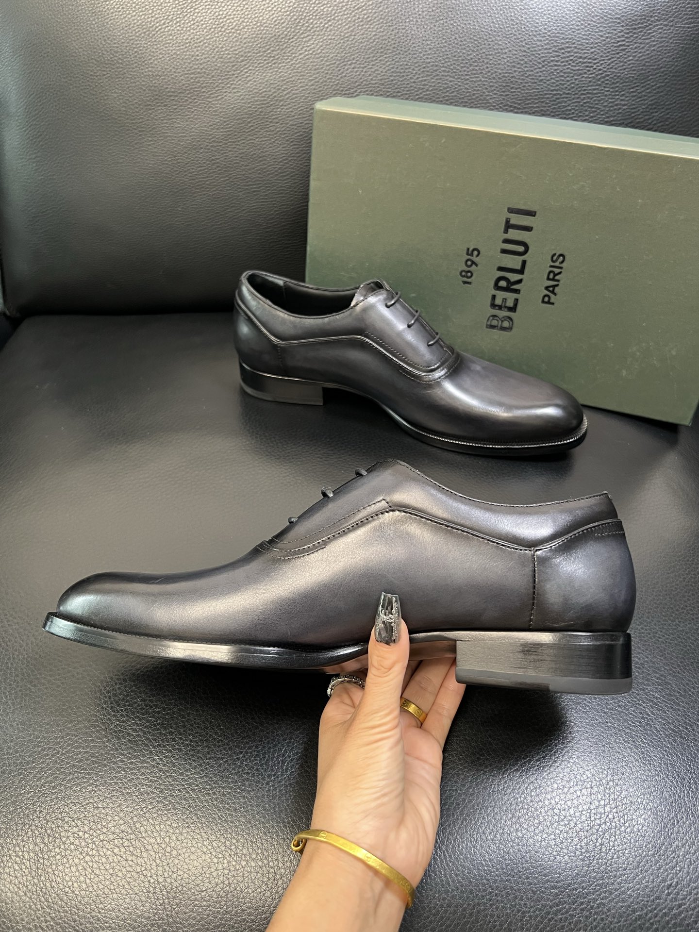 Berluti 高品质 顶级工艺品 布鲁提 专柜同步发售原厂配置，意大利进口牛皮面料，全进口水染牛皮里垫