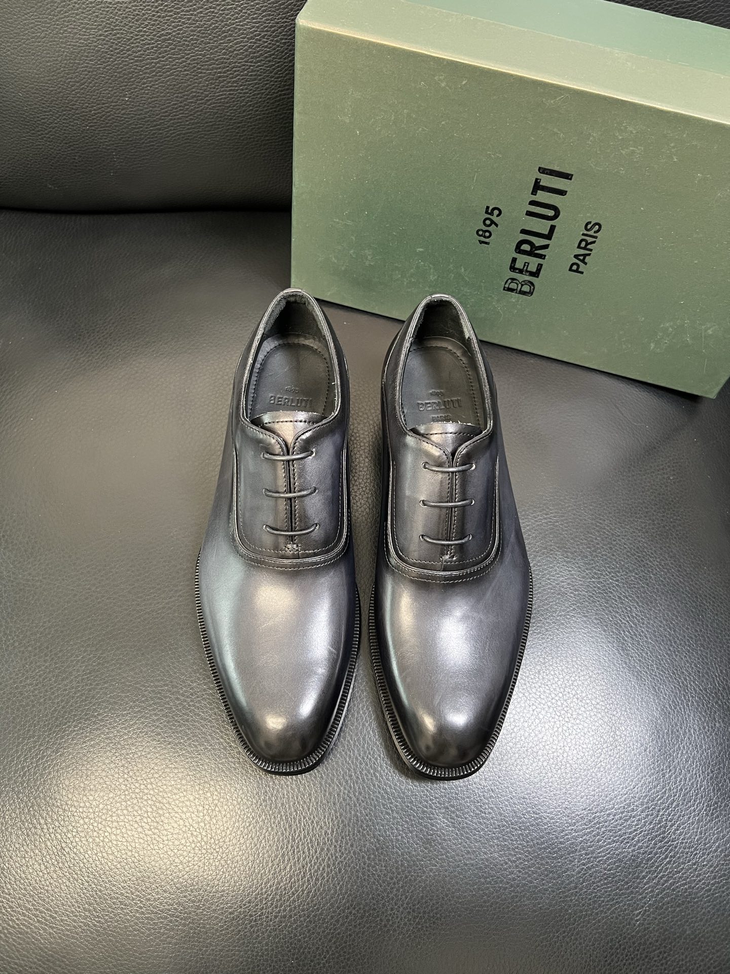 Berluti 高品质 顶级工艺品 布鲁提 专柜同步发售原厂配置，意大利进口牛皮面料，全进口水染牛皮里垫