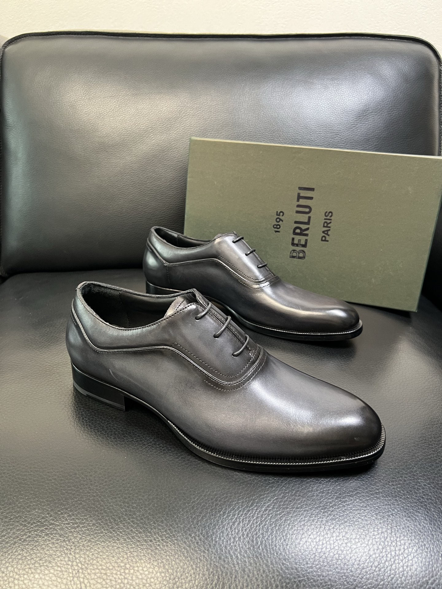 Berluti 高品质 顶级工艺品 布鲁提 专柜同步发售原厂配置，意大利进口牛皮面料，全进口水染牛皮里垫