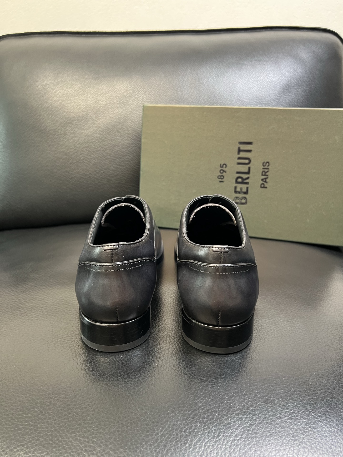 Berluti 高品质 顶级工艺品 布鲁提 专柜同步发售原厂配置，意大利进口牛皮面料，全进口水染牛皮里垫