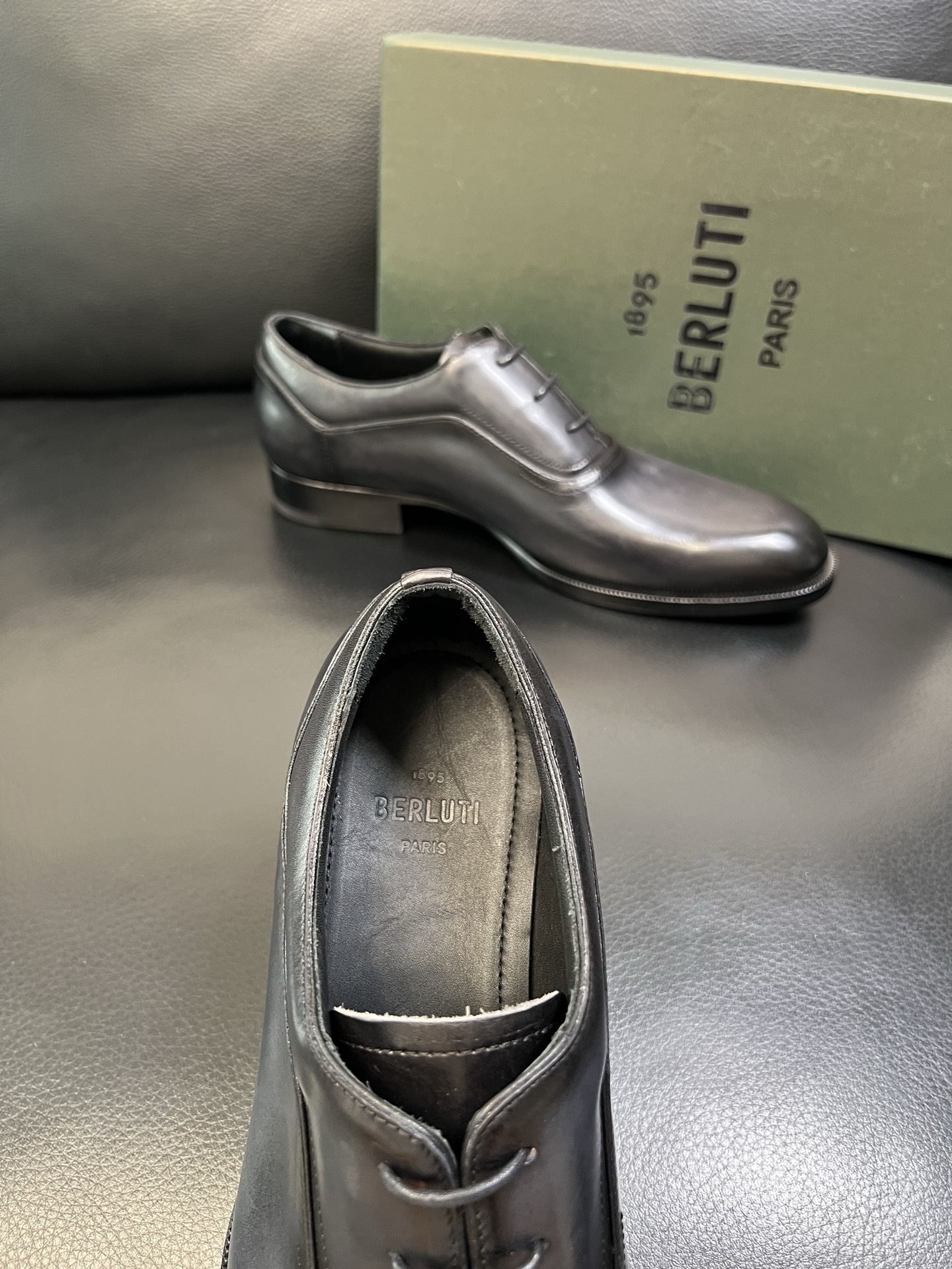 Berluti 高品质 顶级工艺品 布鲁提 专柜同步发售原厂配置，意大利进口牛皮面料，全进口水染牛皮里垫