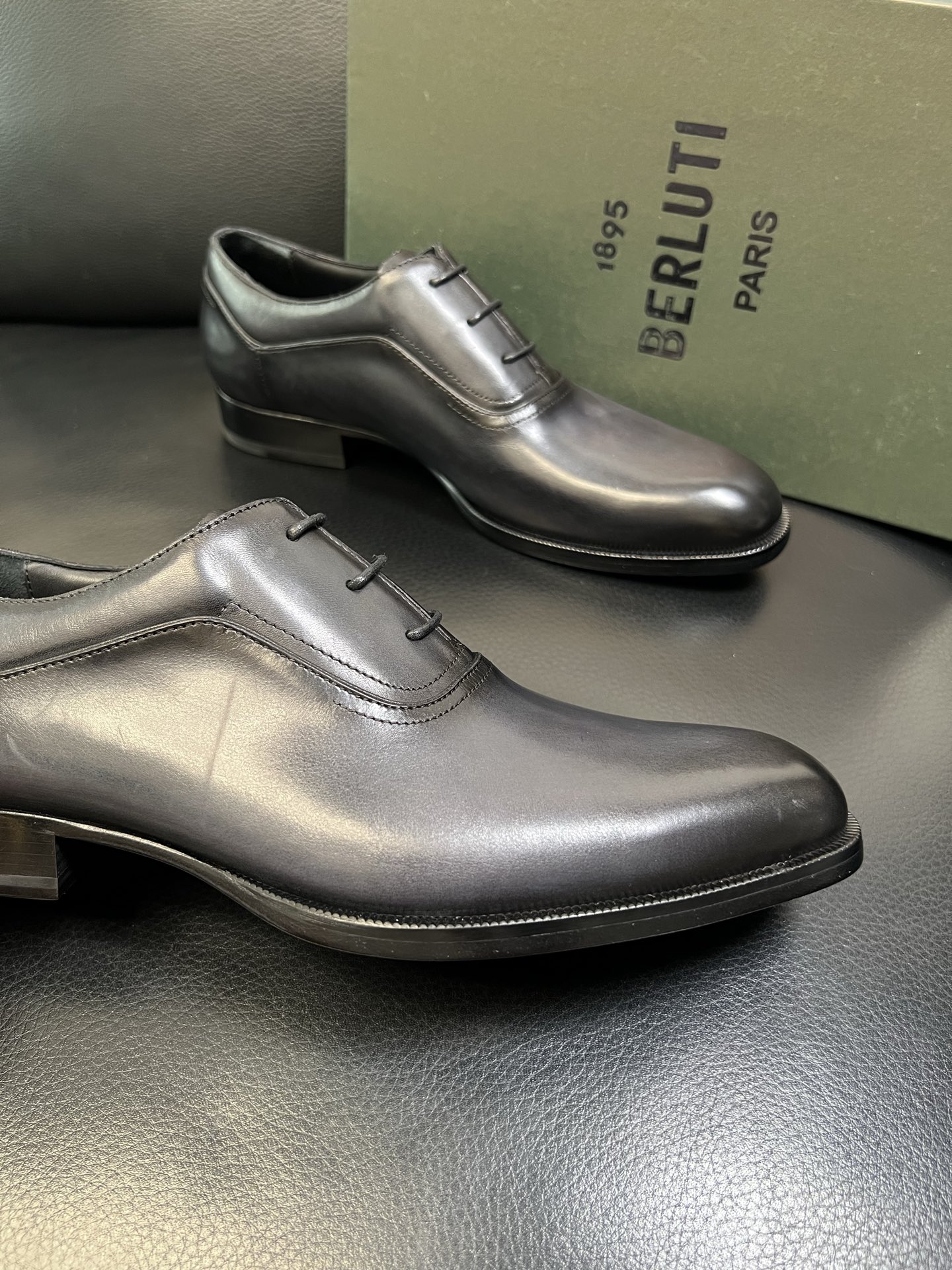 Berluti 高品质 顶级工艺品 布鲁提 专柜同步发售原厂配置，意大利进口牛皮面料，全进口水染牛皮里垫
