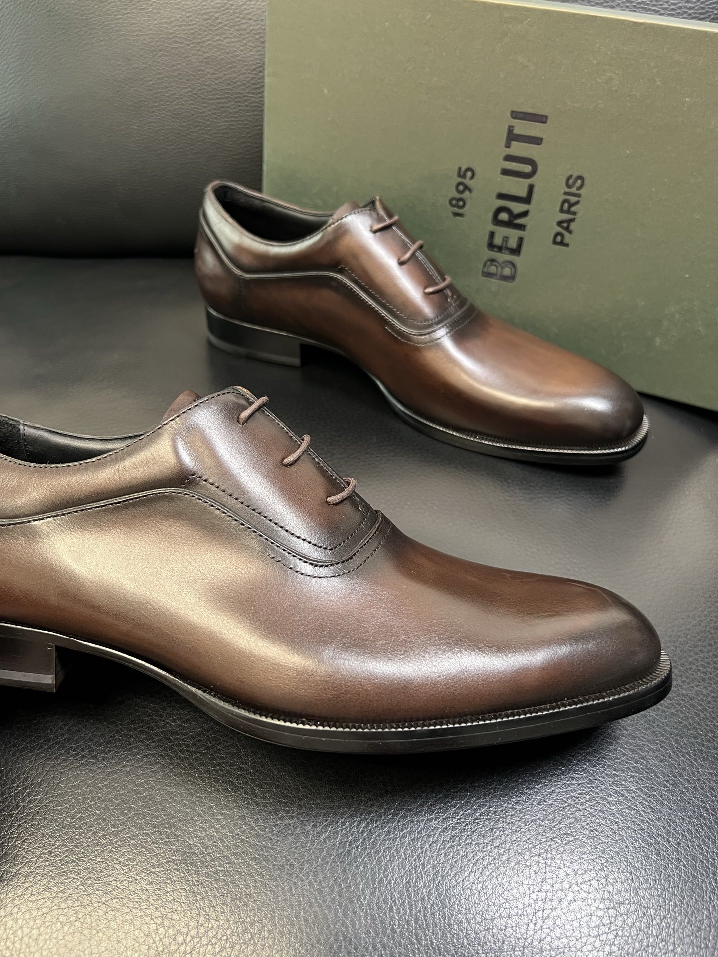 Berluti 高品质 顶级工艺品 布鲁提 专柜同步发售原厂配置，意大利进口牛皮面料，全进口水染牛皮里垫