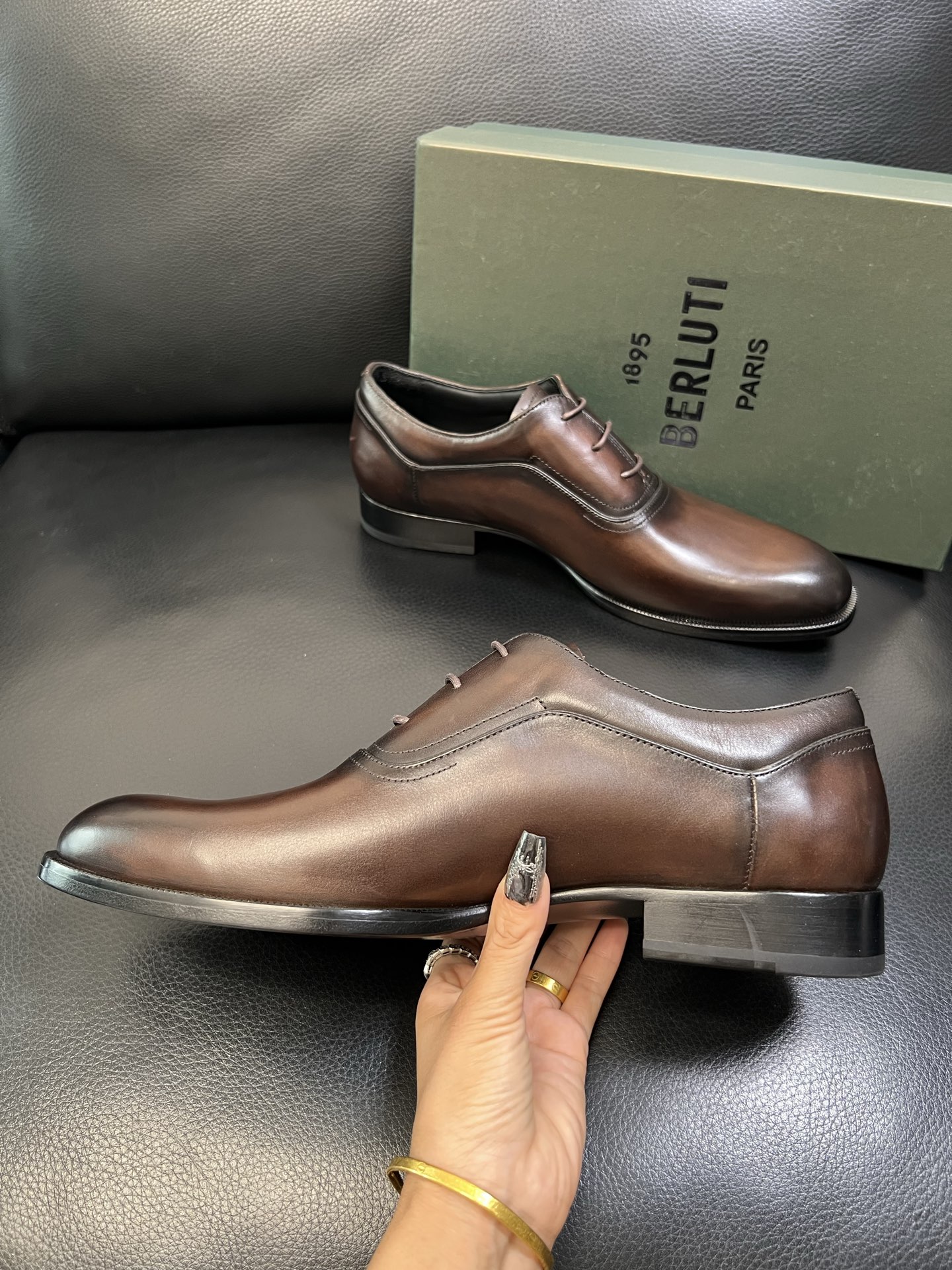 Berluti 高品质 顶级工艺品 布鲁提 专柜同步发售原厂配置，意大利进口牛皮面料，全进口水染牛皮里垫