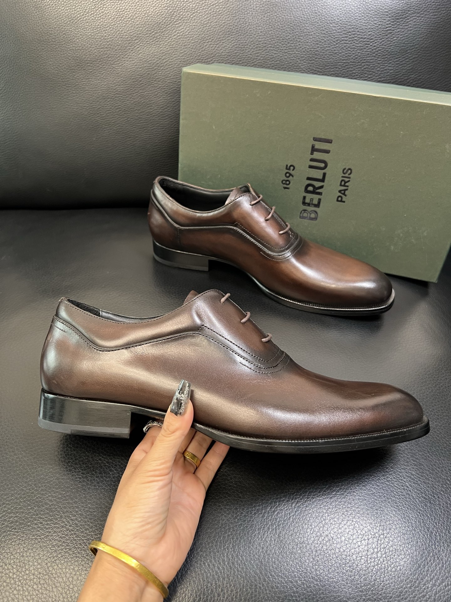 Berluti 高品质 顶级工艺品 布鲁提 专柜同步发售原厂配置，意大利进口牛皮面料，全进口水染牛皮里垫