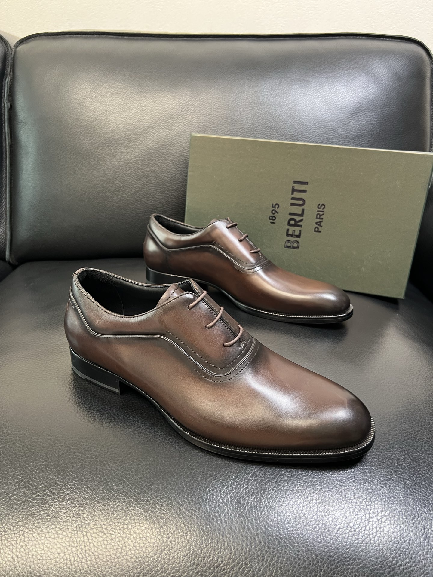 Berluti 高品质 顶级工艺品 布鲁提 专柜同步发售原厂配置，意大利进口牛皮面料，全进口水染牛皮里垫