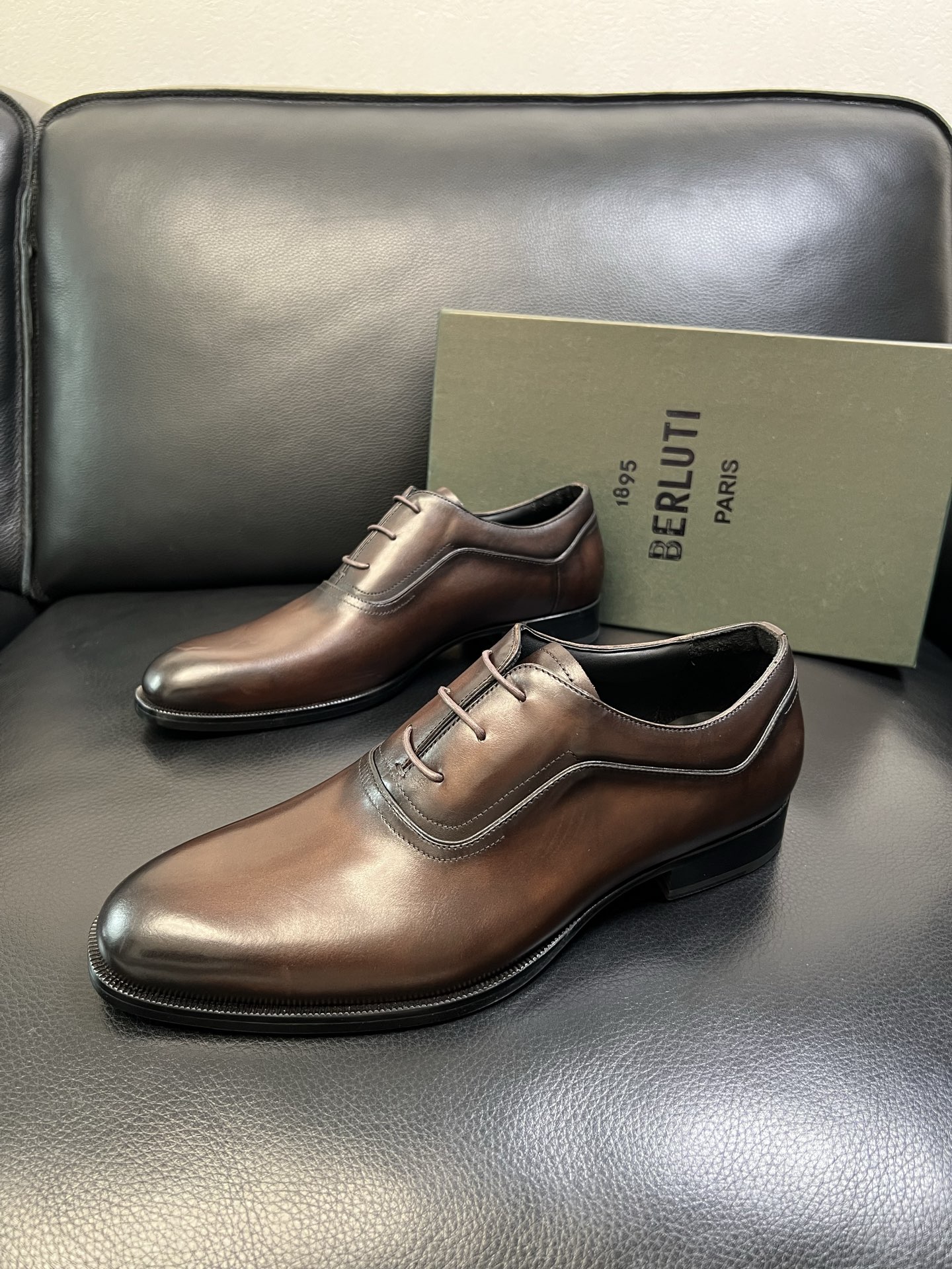 Berluti 高品质 顶级工艺品 布鲁提 专柜同步发售原厂配置，意大利进口牛皮面料，全进口水染牛皮里垫