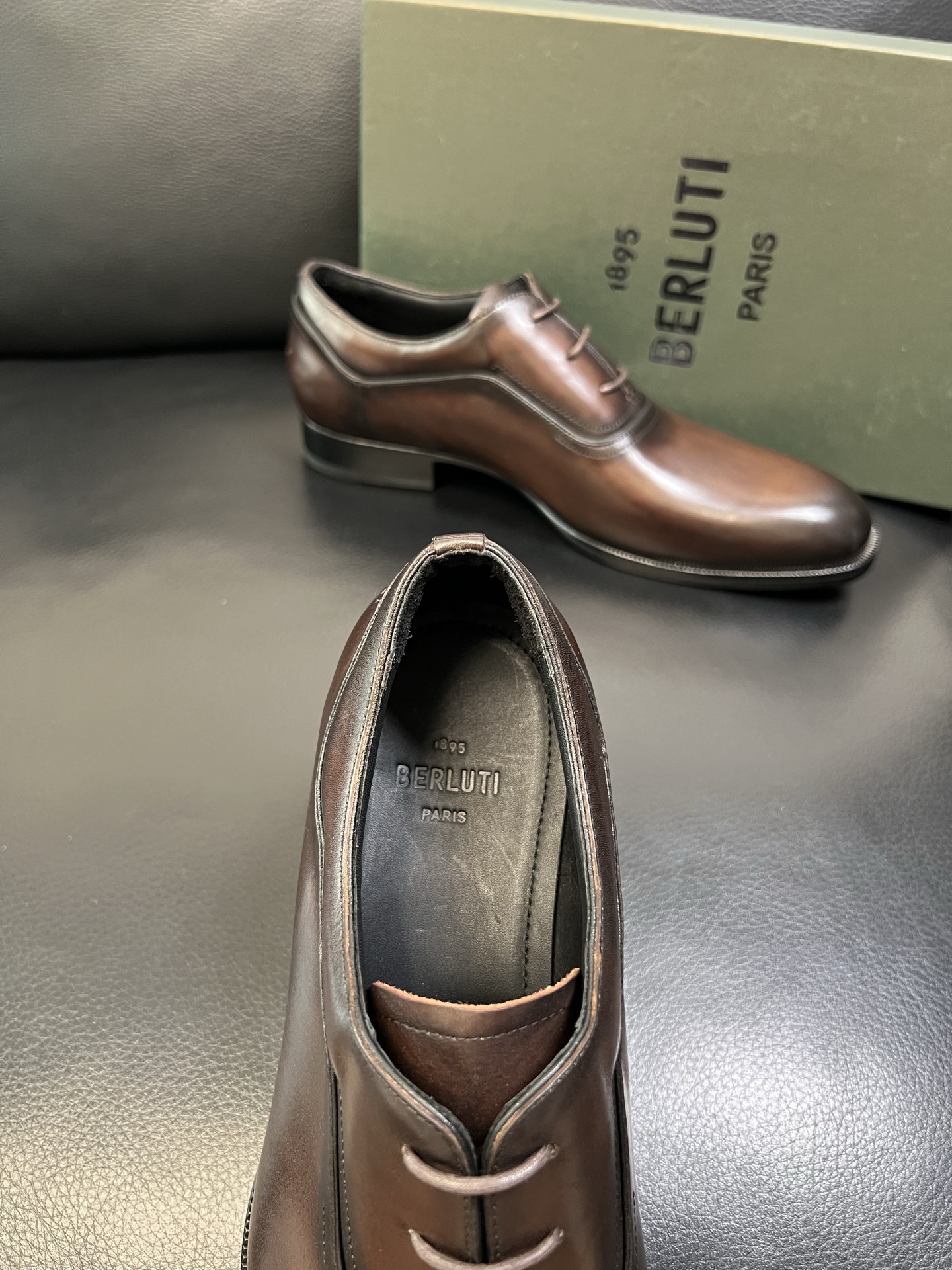 Berluti 高品质 顶级工艺品 布鲁提 专柜同步发售原厂配置，意大利进口牛皮面料，全进口水染牛皮里垫