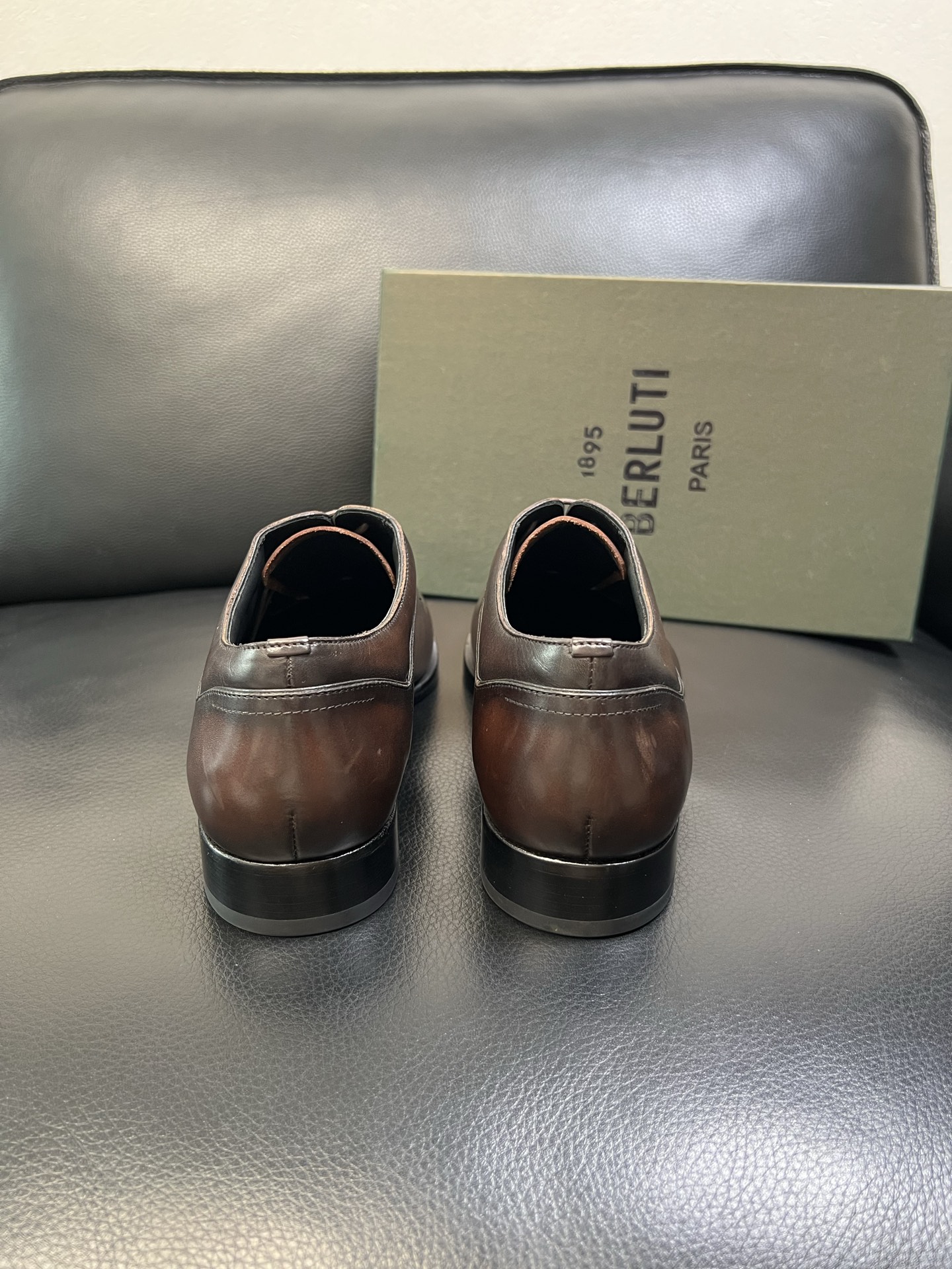 Berluti 高品质 顶级工艺品 布鲁提 专柜同步发售原厂配置，意大利进口牛皮面料，全进口水染牛皮里垫
