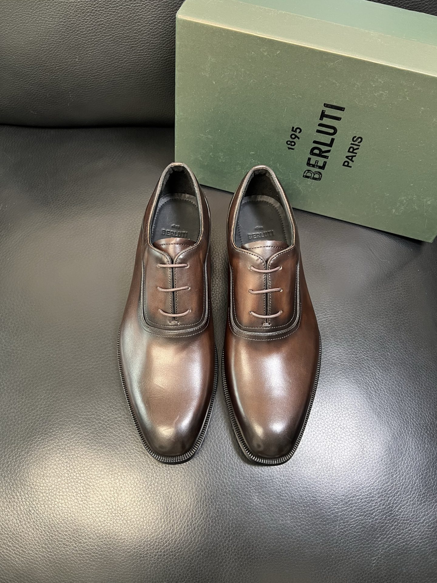 Berluti 高品质 顶级工艺品 布鲁提 专柜同步发售原厂配置，意大利进口牛皮面料，全进口水染牛皮里垫