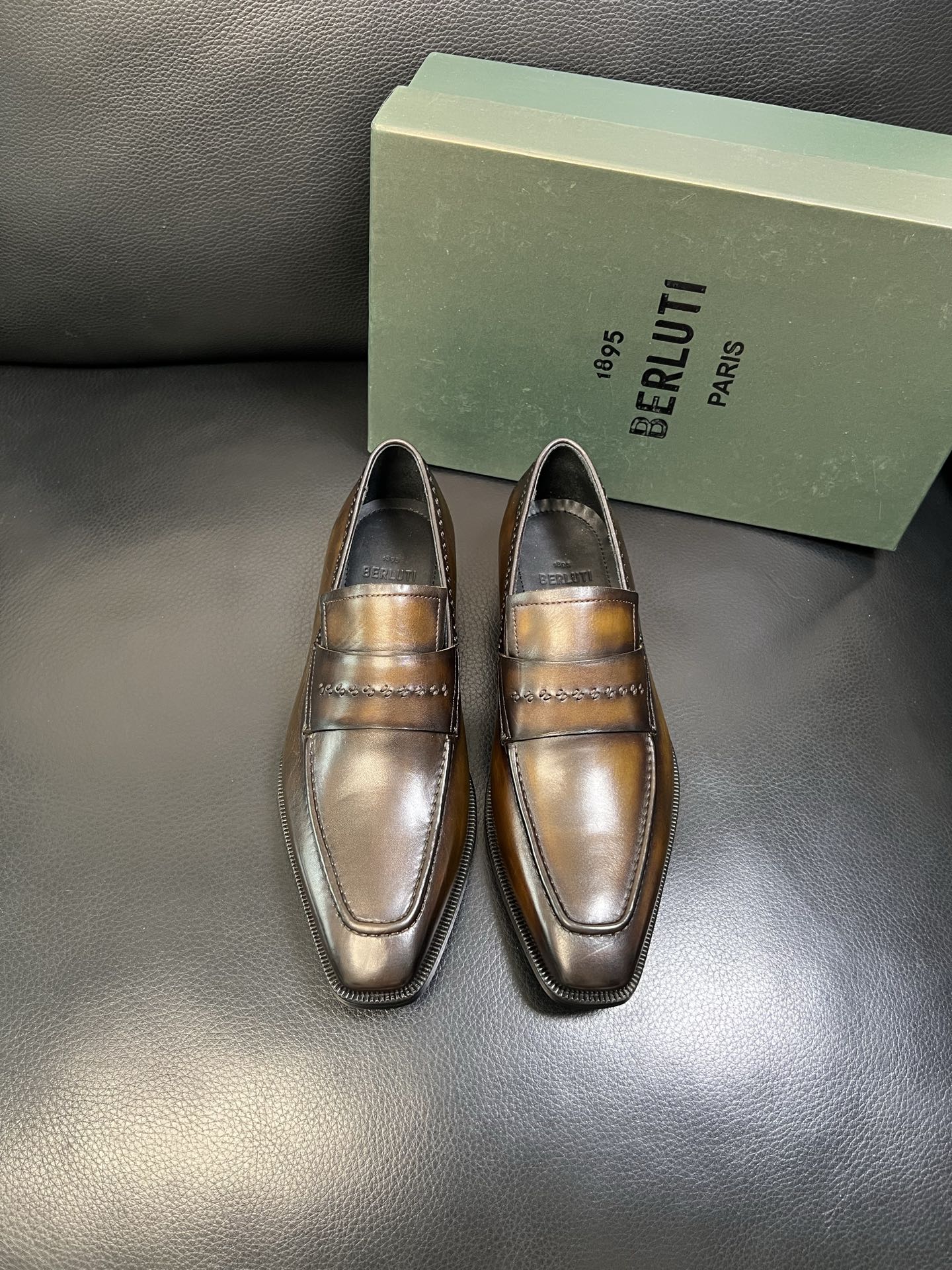 Berluti 高品质 顶级工艺品 布鲁提 专柜同步发售原厂配置，意大利进口牛皮面料，全进口水染牛皮里垫