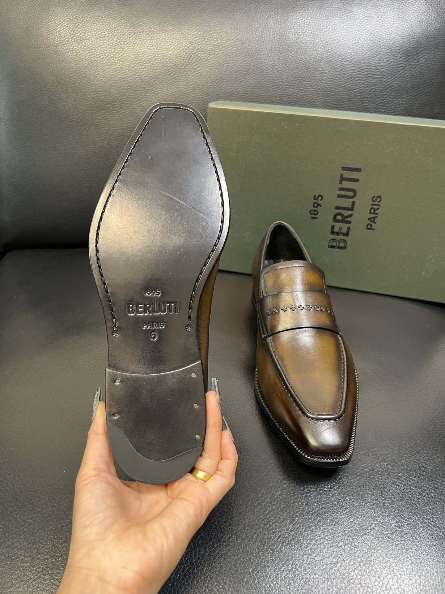 Berluti 高品质 顶级工艺品 布鲁提 专柜同步发售原厂配置，意大利进口牛皮面料，全进口水染牛皮里垫