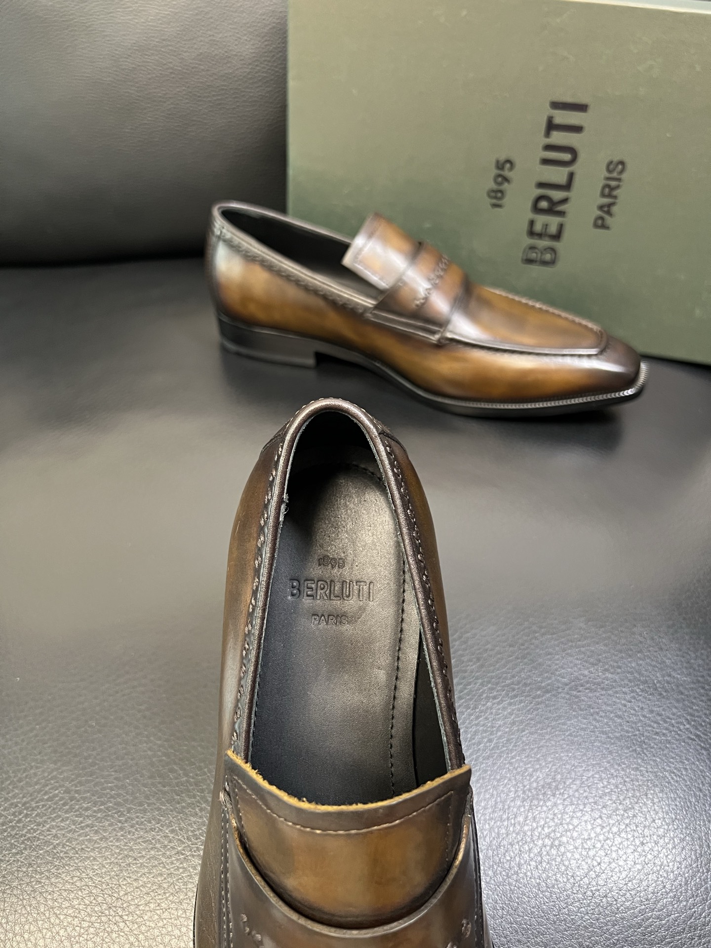 Berluti 高品质 顶级工艺品 布鲁提 专柜同步发售原厂配置，意大利进口牛皮面料，全进口水染牛皮里垫