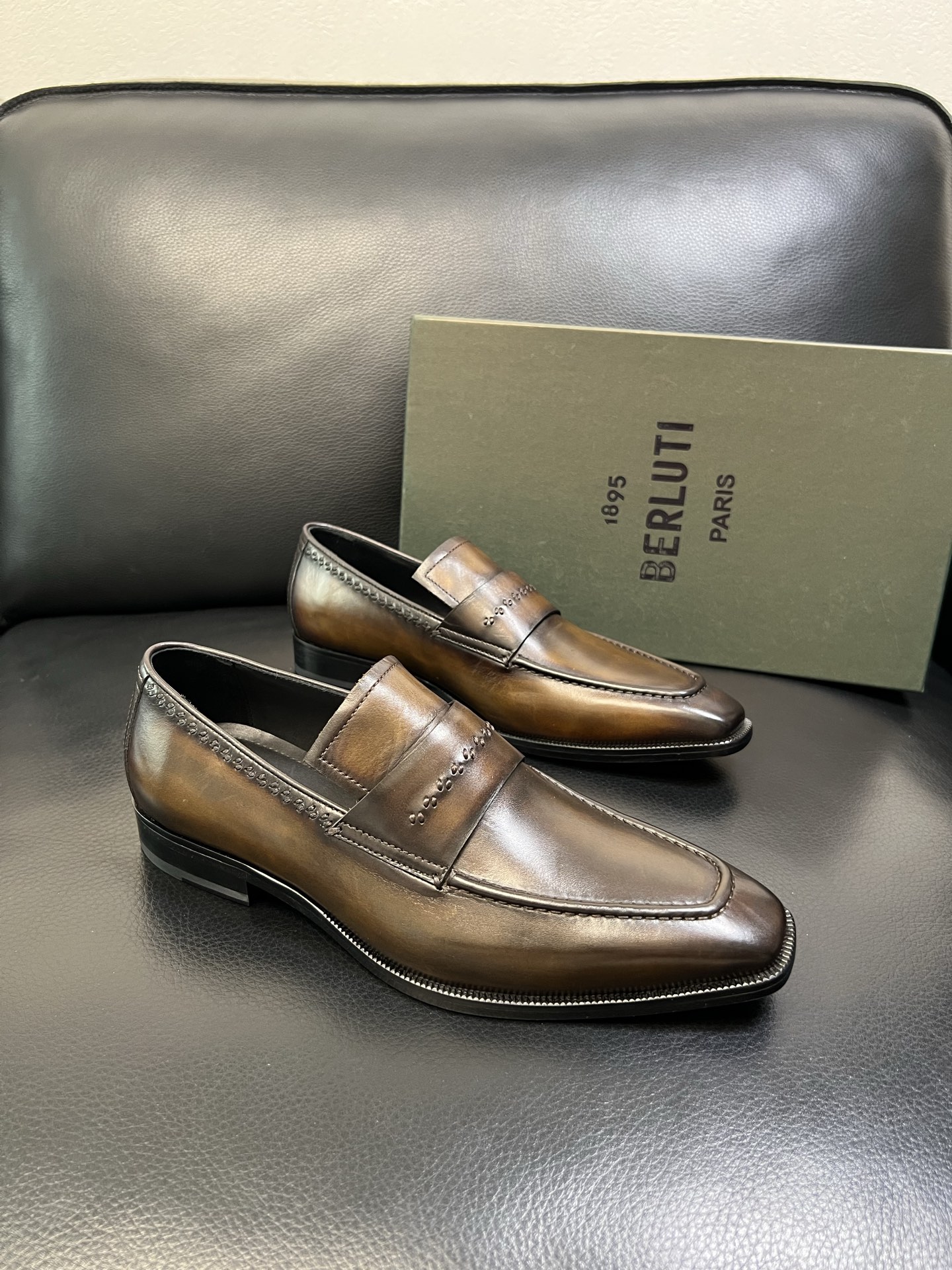 Berluti 高品质 顶级工艺品 布鲁提 专柜同步发售原厂配置，意大利进口牛皮面料，全进口水染牛皮里垫