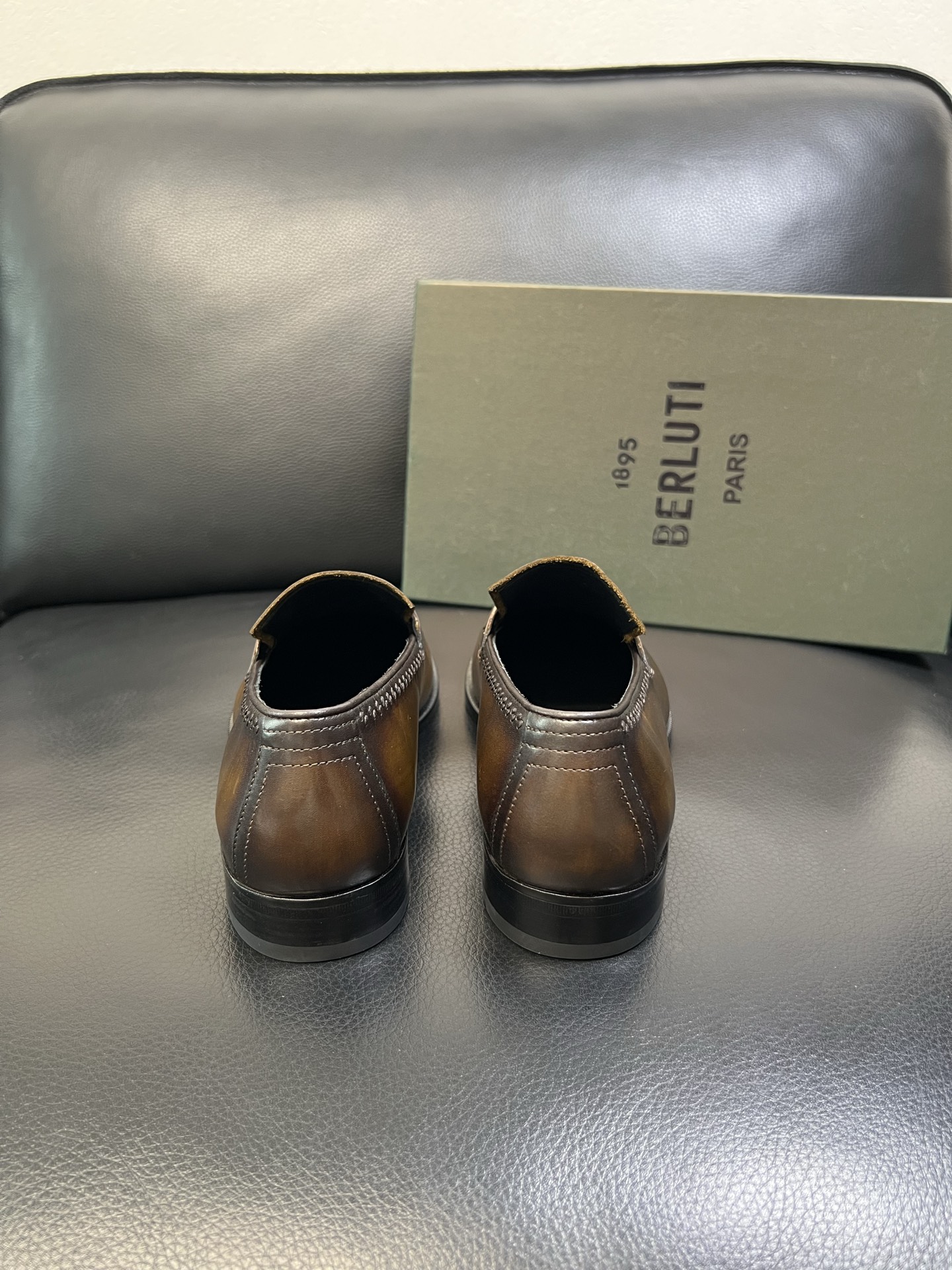 Berluti 高品质 顶级工艺品 布鲁提 专柜同步发售原厂配置，意大利进口牛皮面料，全进口水染牛皮里垫