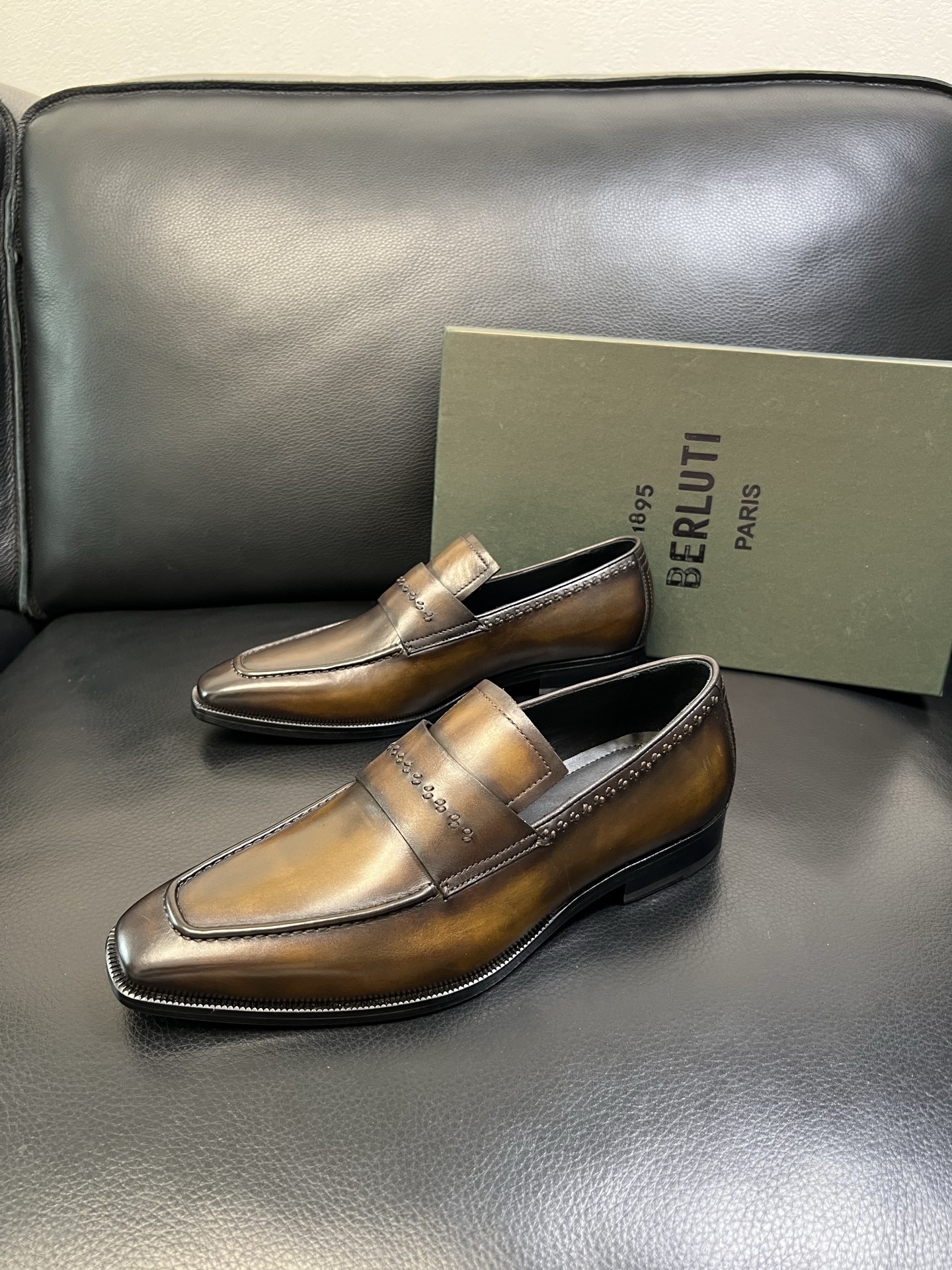 Berluti 高品质 顶级工艺品 布鲁提 专柜同步发售原厂配置，意大利进口牛皮面料，全进口水染牛皮里垫