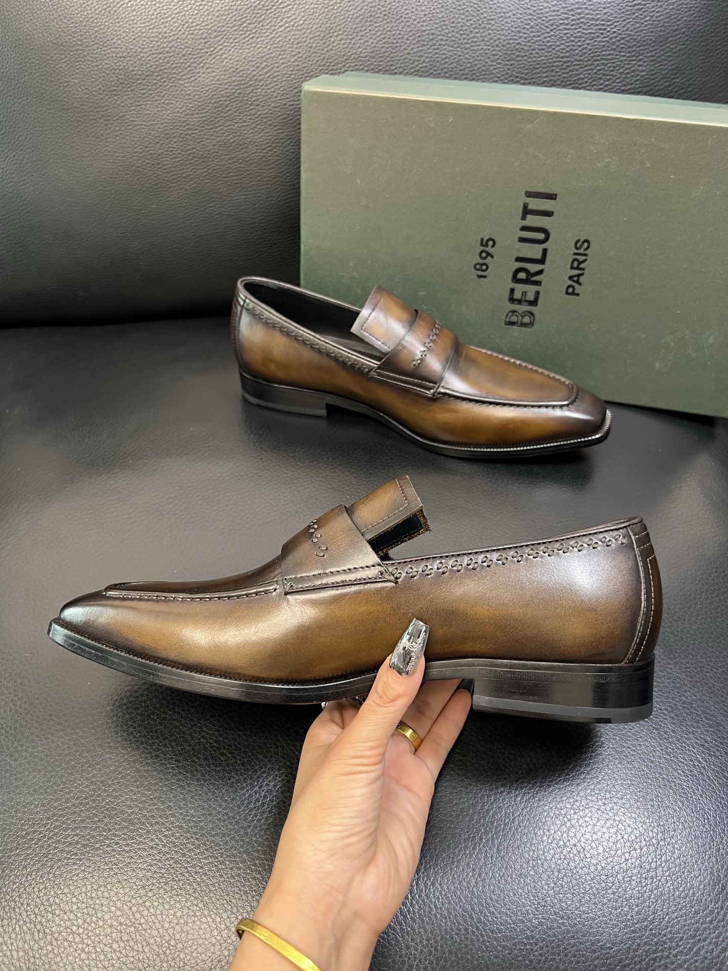 Berluti 高品质 顶级工艺品 布鲁提 专柜同步发售原厂配置，意大利进口牛皮面料，全进口水染牛皮里垫