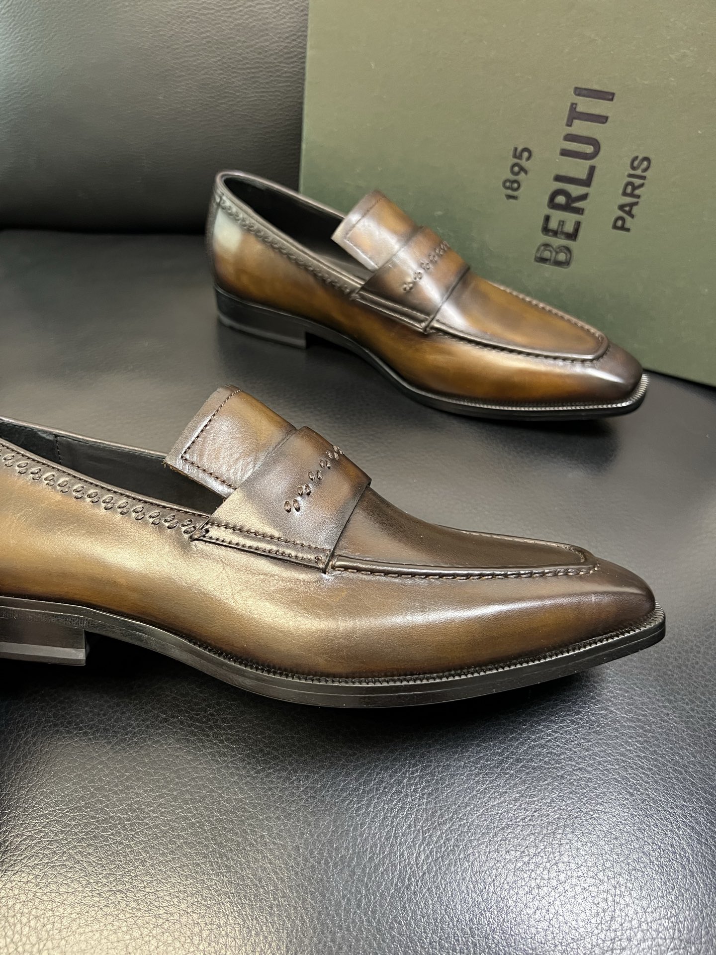 Berluti 高品质 顶级工艺品 布鲁提 专柜同步发售原厂配置，意大利进口牛皮面料，全进口水染牛皮里垫