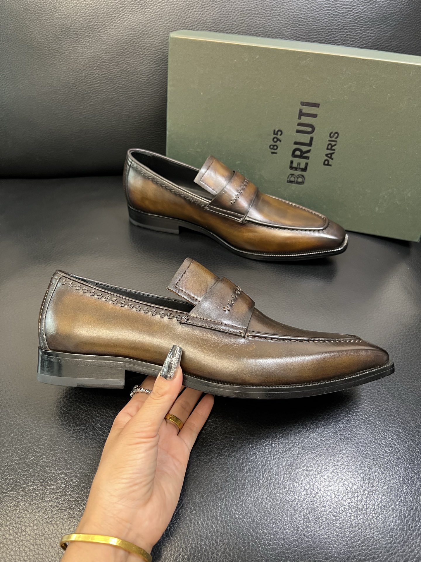 Berluti 高品质 顶级工艺品 布鲁提 专柜同步发售原厂配置，意大利进口牛皮面料，全进口水染牛皮里垫