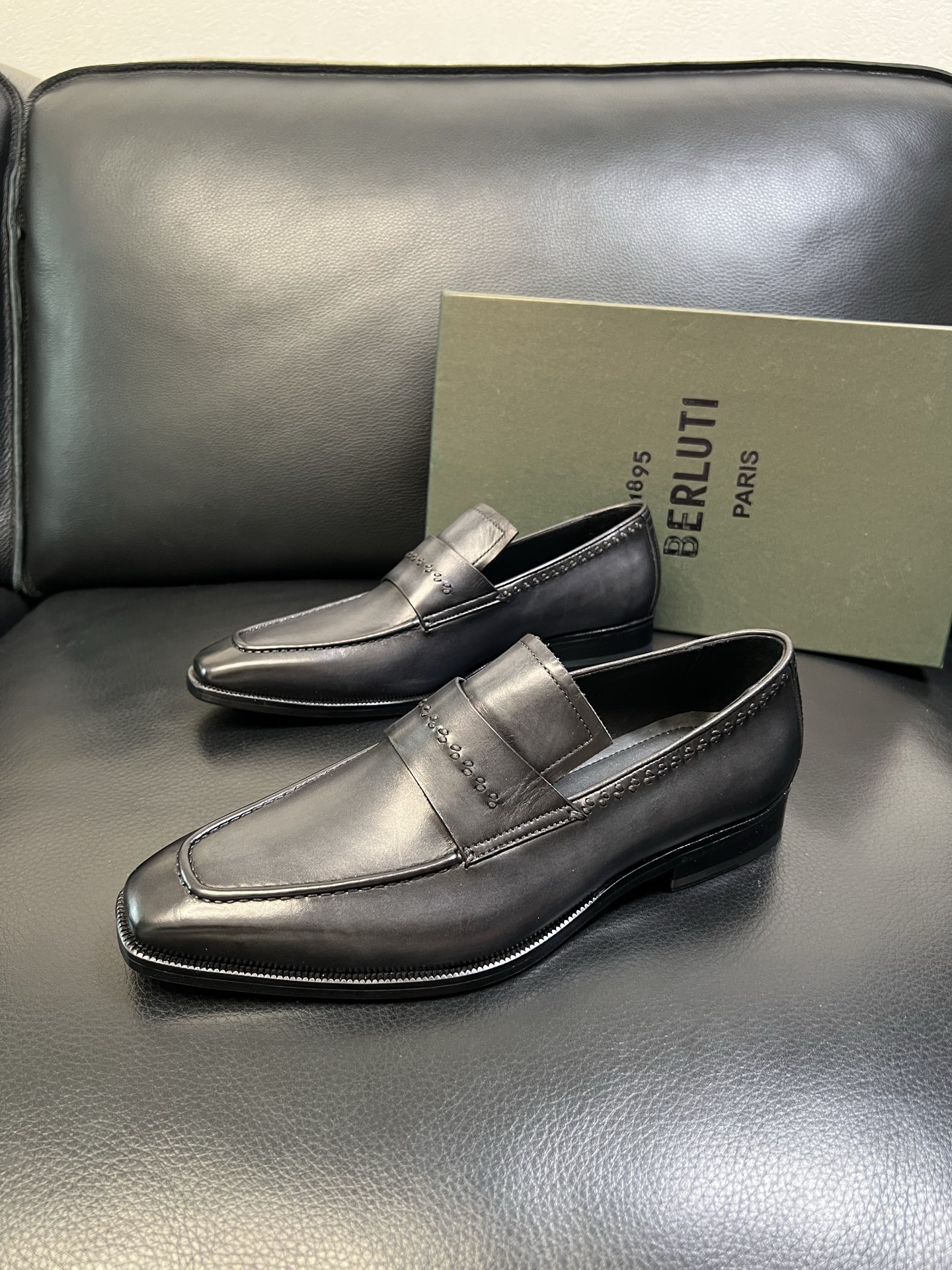 Berluti 高品质 顶级工艺品 布鲁提 专柜同步发售原厂配置，意大利进口牛皮面料，全进口水染牛皮里垫