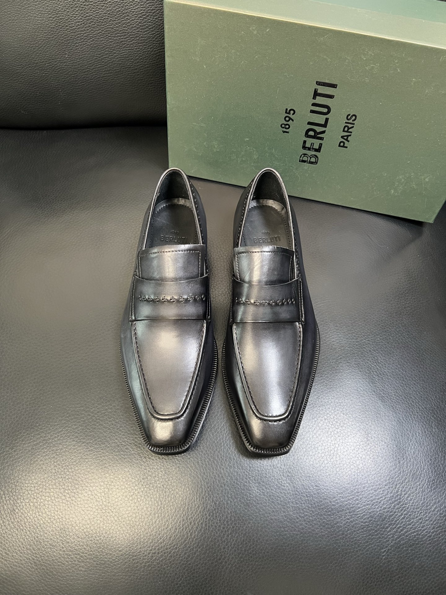 Berluti 高品质 顶级工艺品 布鲁提 专柜同步发售原厂配置，意大利进口牛皮面料，全进口水染牛皮里垫