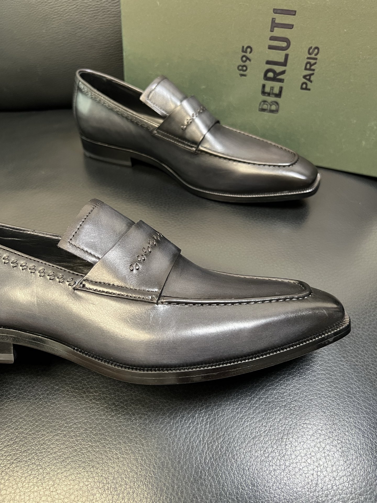 Berluti 高品质 顶级工艺品 布鲁提 专柜同步发售原厂配置，意大利进口牛皮面料，全进口水染牛皮里垫