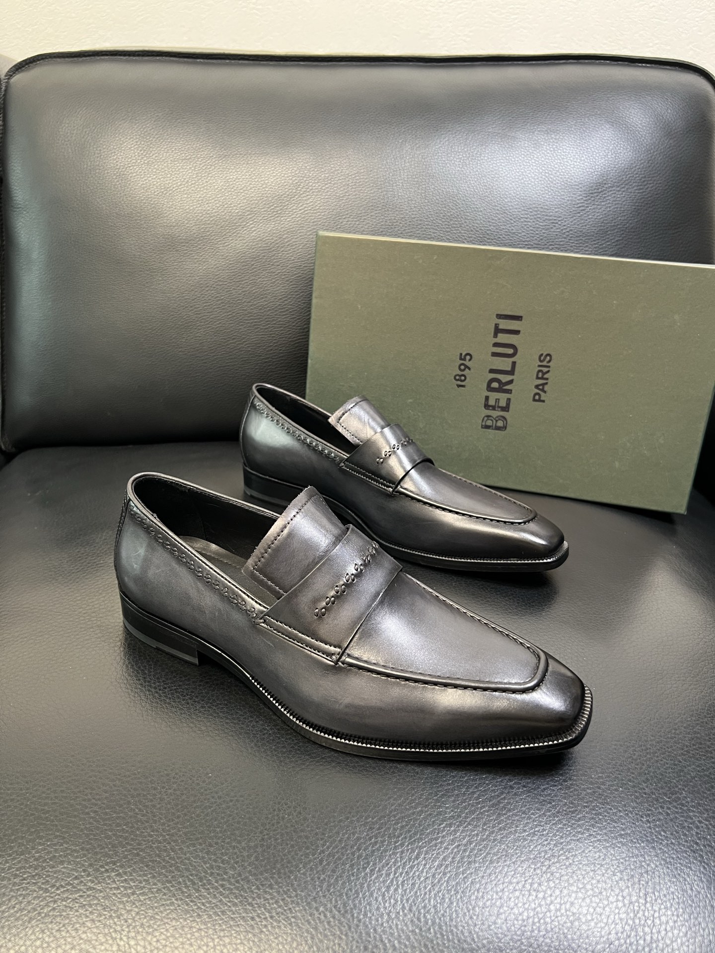 Berluti 高品质 顶级工艺品 布鲁提 专柜同步发售原厂配置，意大利进口牛皮面料，全进口水染牛皮里垫
