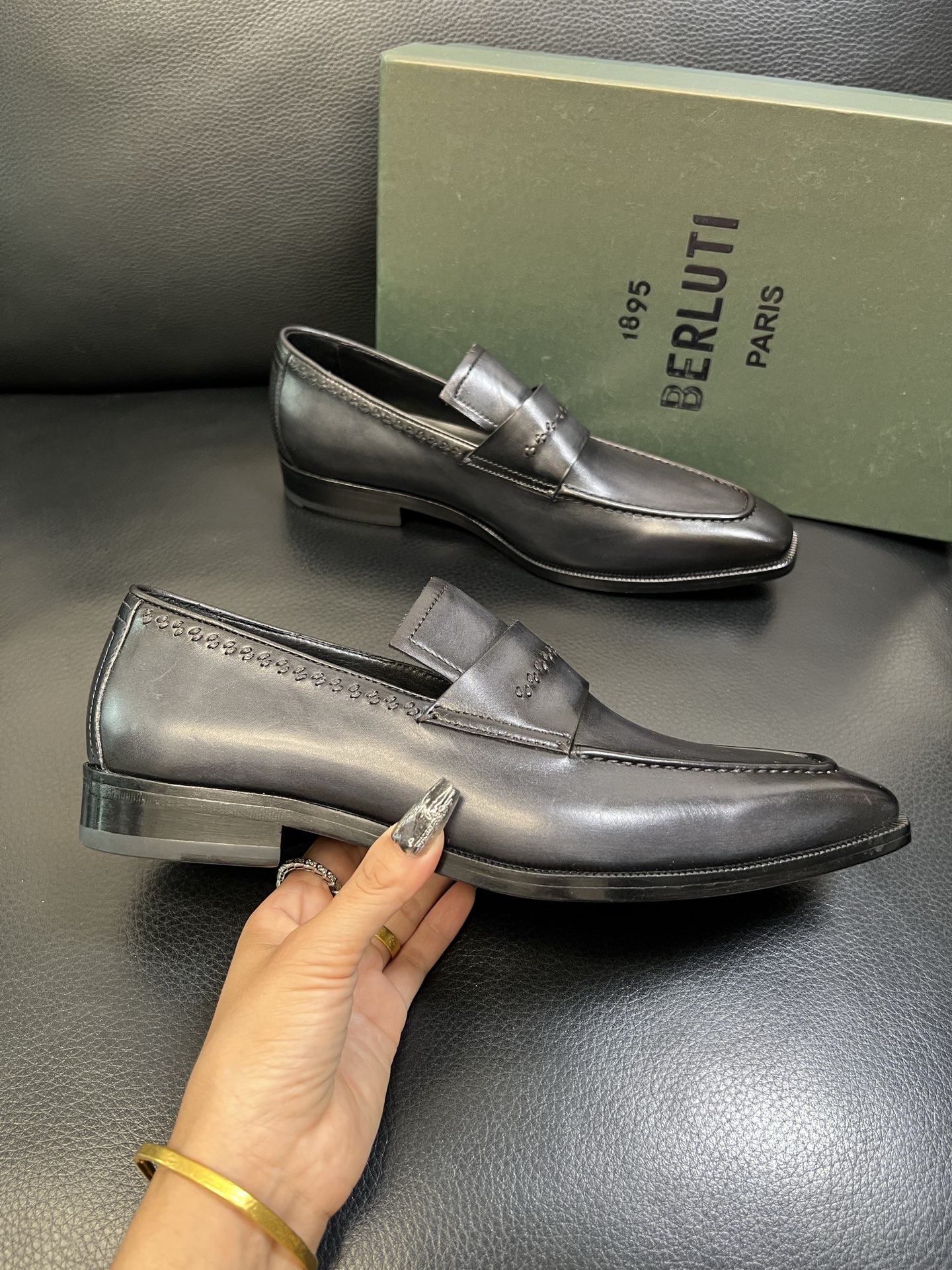 Berluti 高品质 顶级工艺品 布鲁提 专柜同步发售原厂配置，意大利进口牛皮面料，全进口水染牛皮里垫