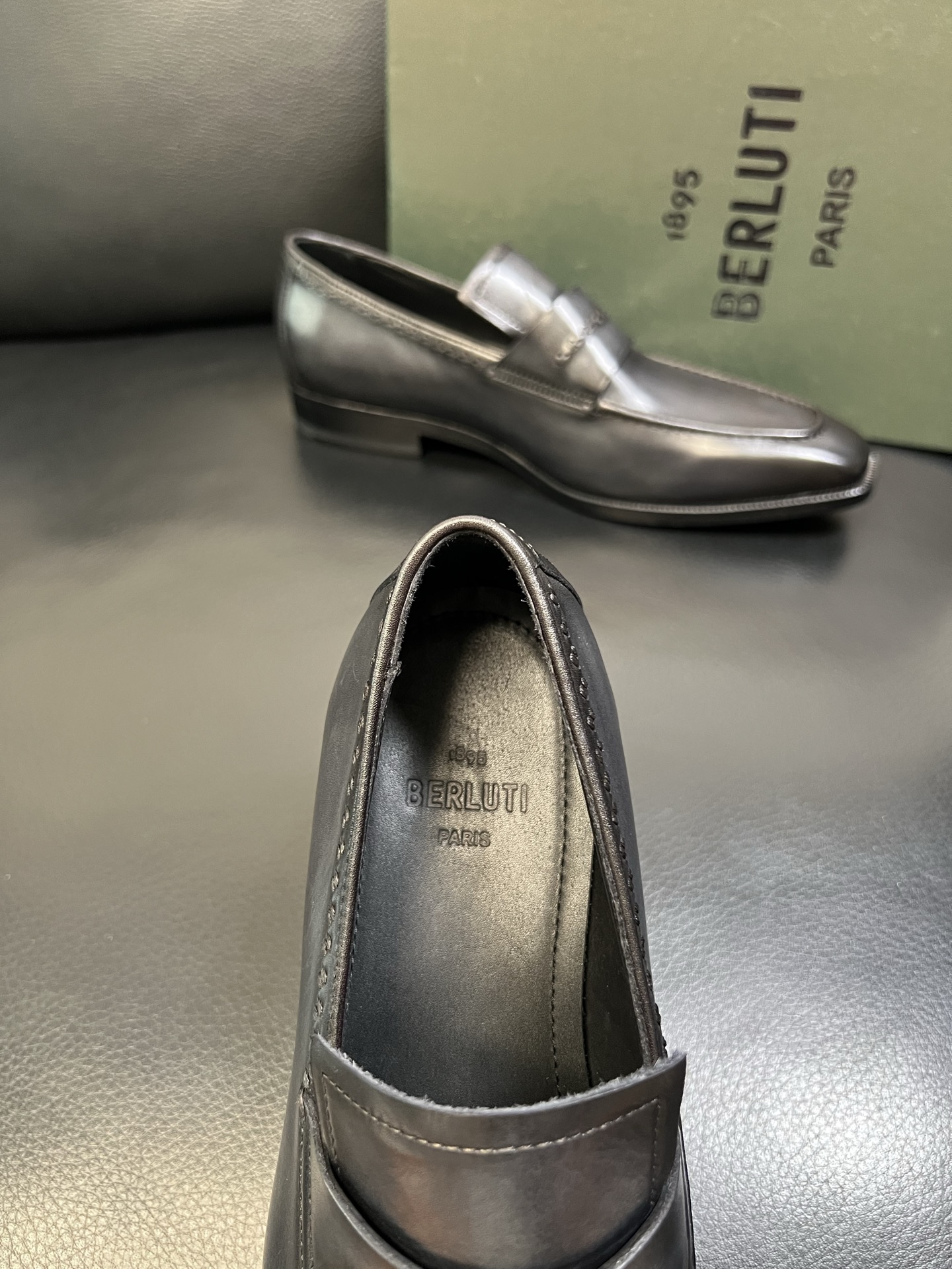 Berluti 高品质 顶级工艺品 布鲁提 专柜同步发售原厂配置，意大利进口牛皮面料，全进口水染牛皮里垫