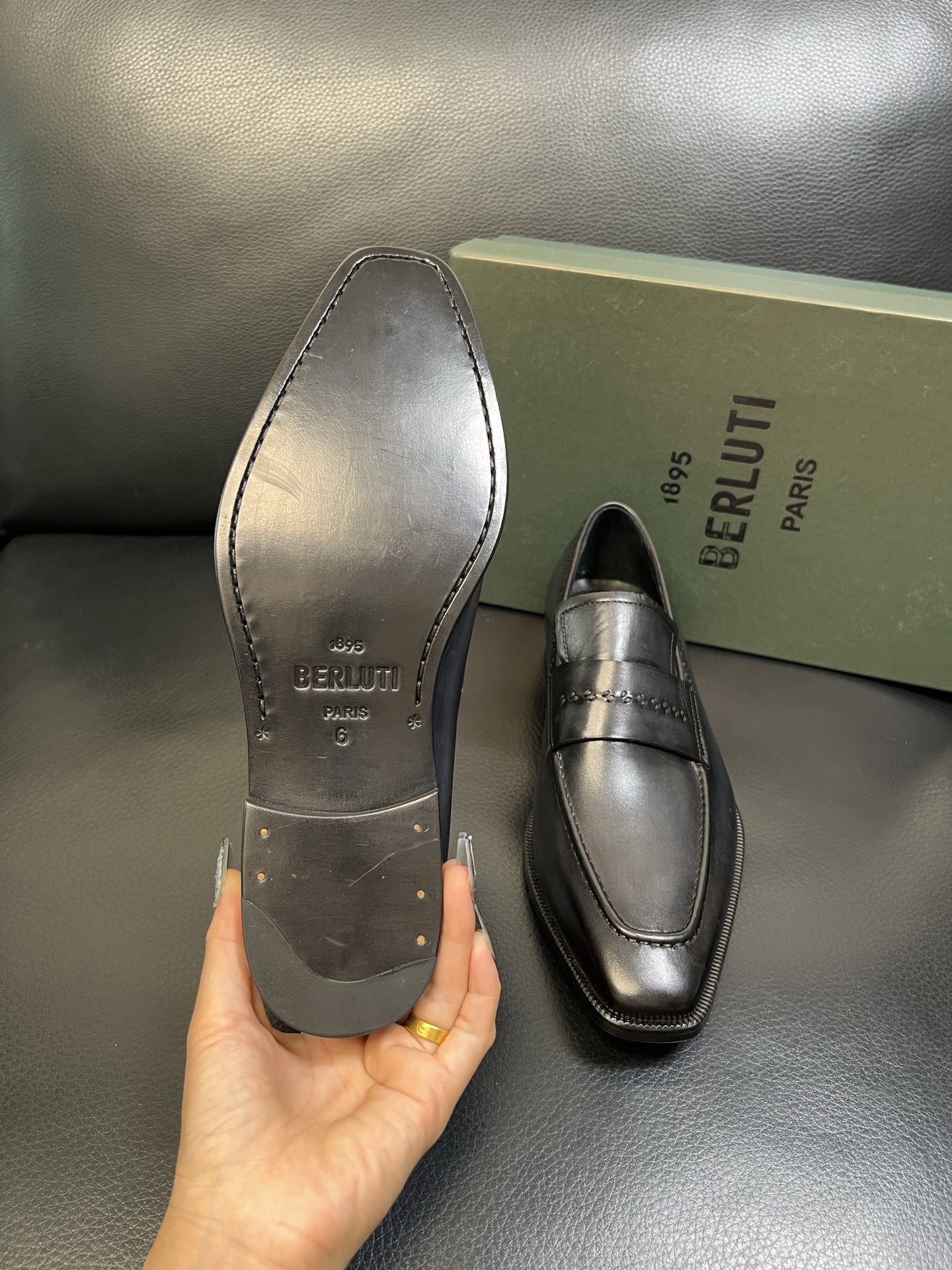 Berluti 高品质 顶级工艺品 布鲁提 专柜同步发售原厂配置，意大利进口牛皮面料，全进口水染牛皮里垫