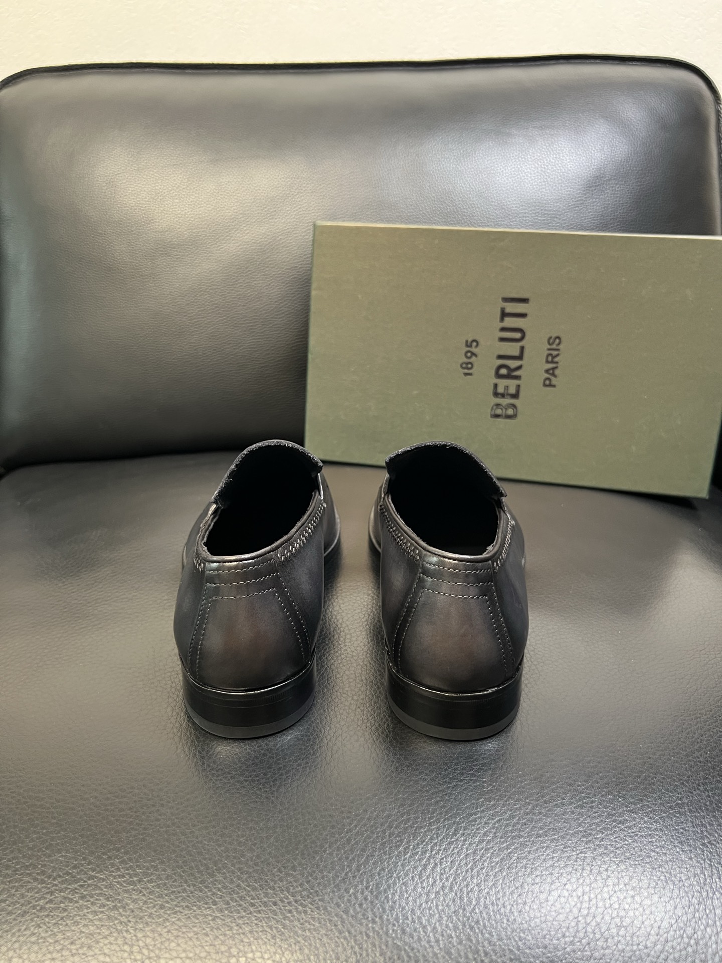 Berluti 高品质 顶级工艺品 布鲁提 专柜同步发售原厂配置，意大利进口牛皮面料，全进口水染牛皮里垫