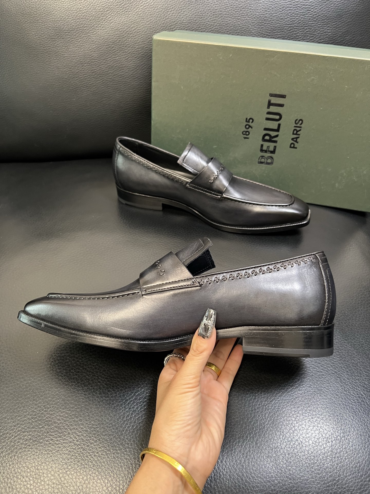 Berluti 高品质 顶级工艺品 布鲁提 专柜同步发售原厂配置，意大利进口牛皮面料，全进口水染牛皮里垫