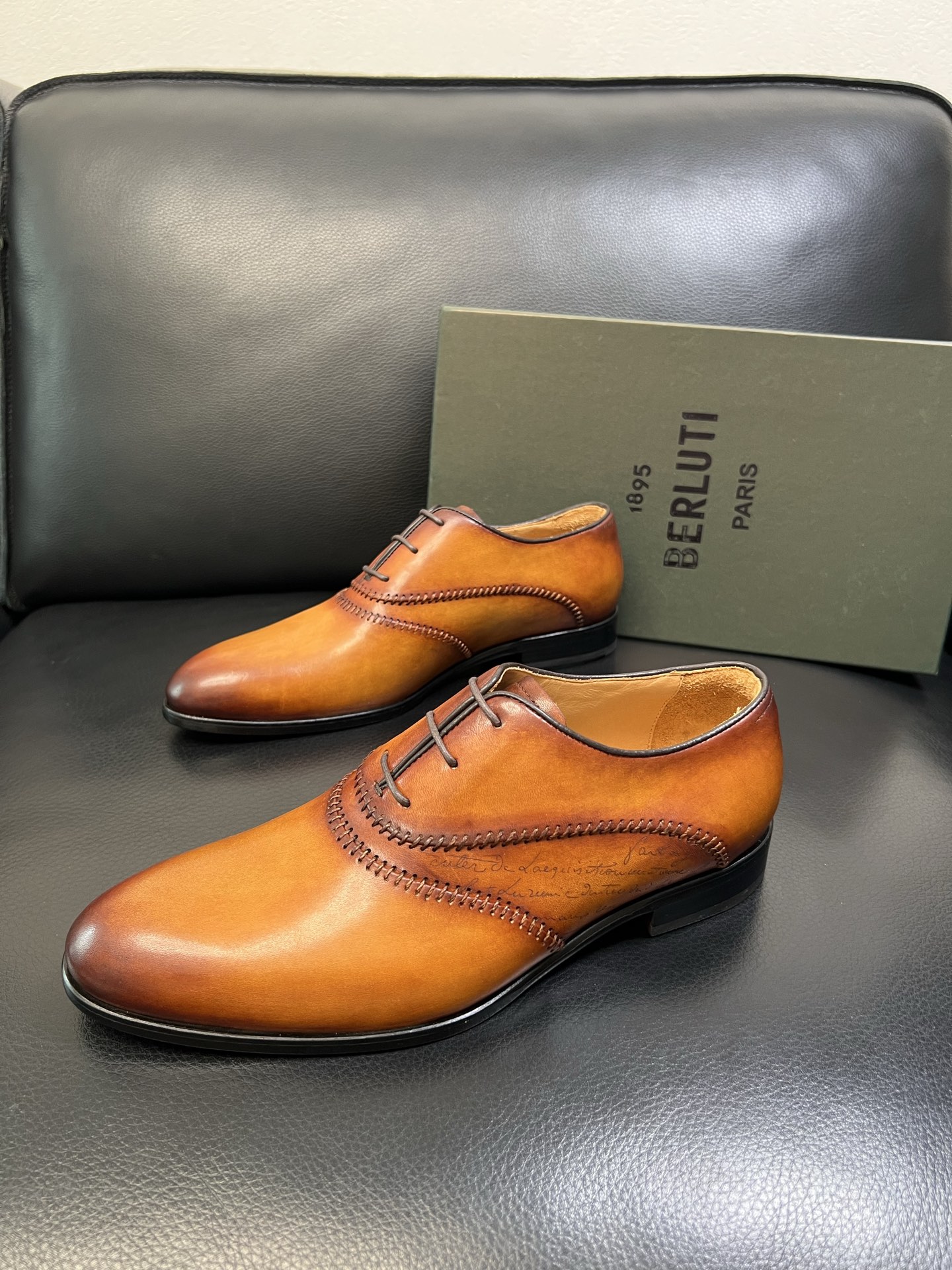 Berluti 高品质 顶级工艺品 布鲁提 专柜同步发售原厂配置，意大利进口牛皮面料，全进口水染牛皮里垫