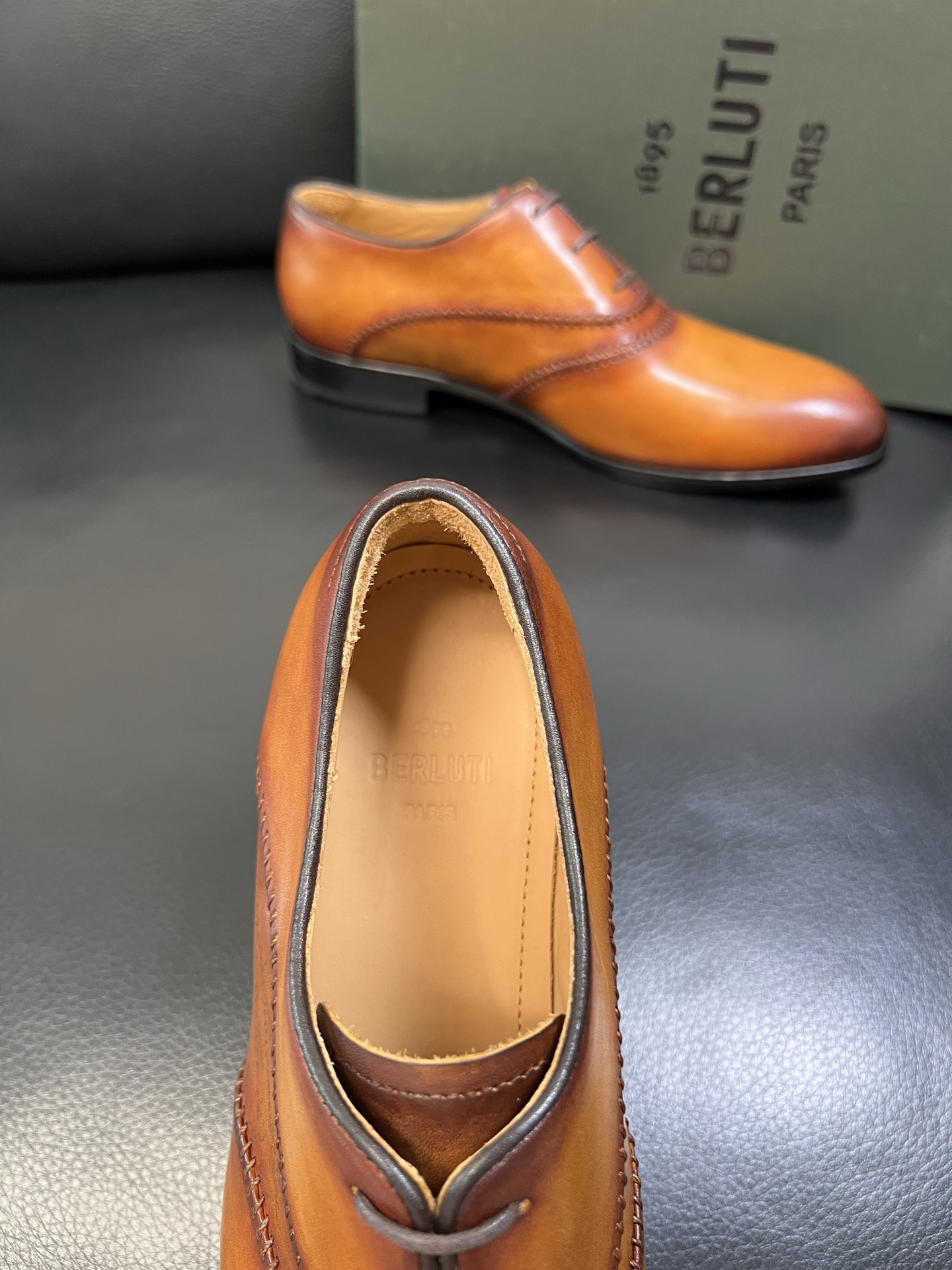 Berluti 高品质 顶级工艺品 布鲁提 专柜同步发售原厂配置，意大利进口牛皮面料，全进口水染牛皮里垫