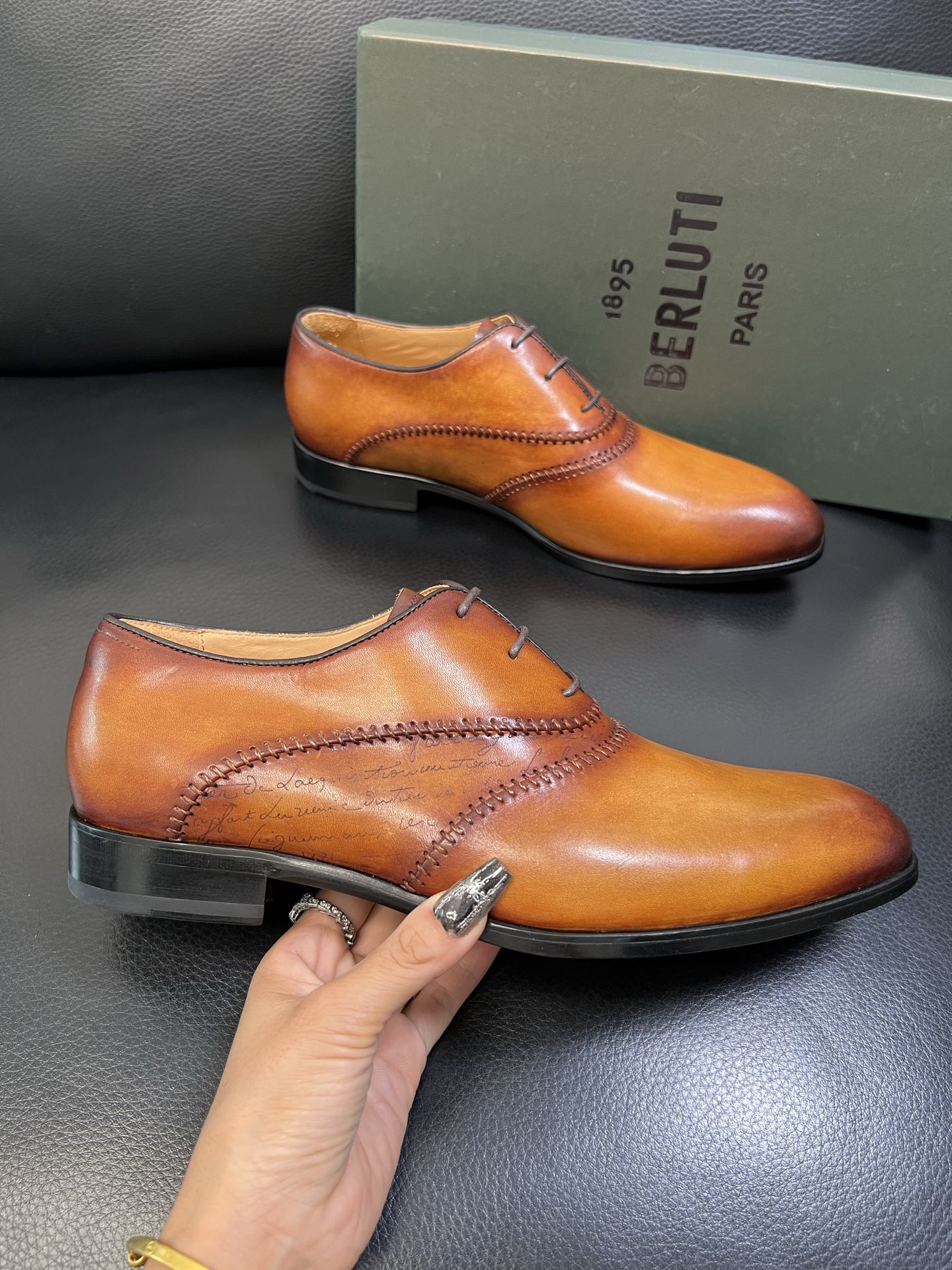 Berluti 高品质 顶级工艺品 布鲁提 专柜同步发售原厂配置，意大利进口牛皮面料，全进口水染牛皮里垫