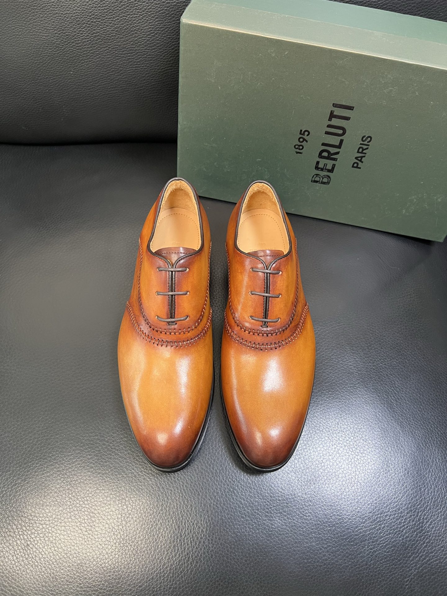 Berluti 高品质 顶级工艺品 布鲁提 专柜同步发售原厂配置，意大利进口牛皮面料，全进口水染牛皮里垫