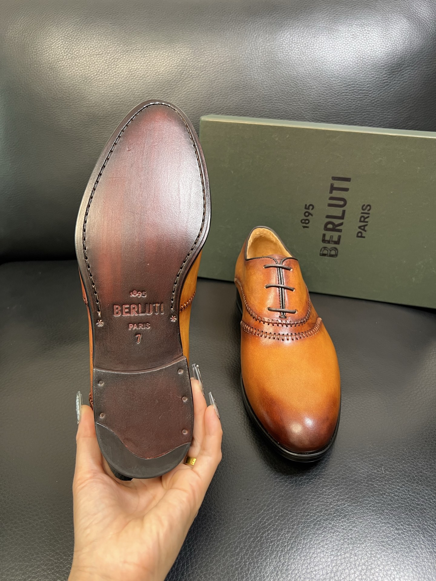 Berluti 高品质 顶级工艺品 布鲁提 专柜同步发售原厂配置，意大利进口牛皮面料，全进口水染牛皮里垫