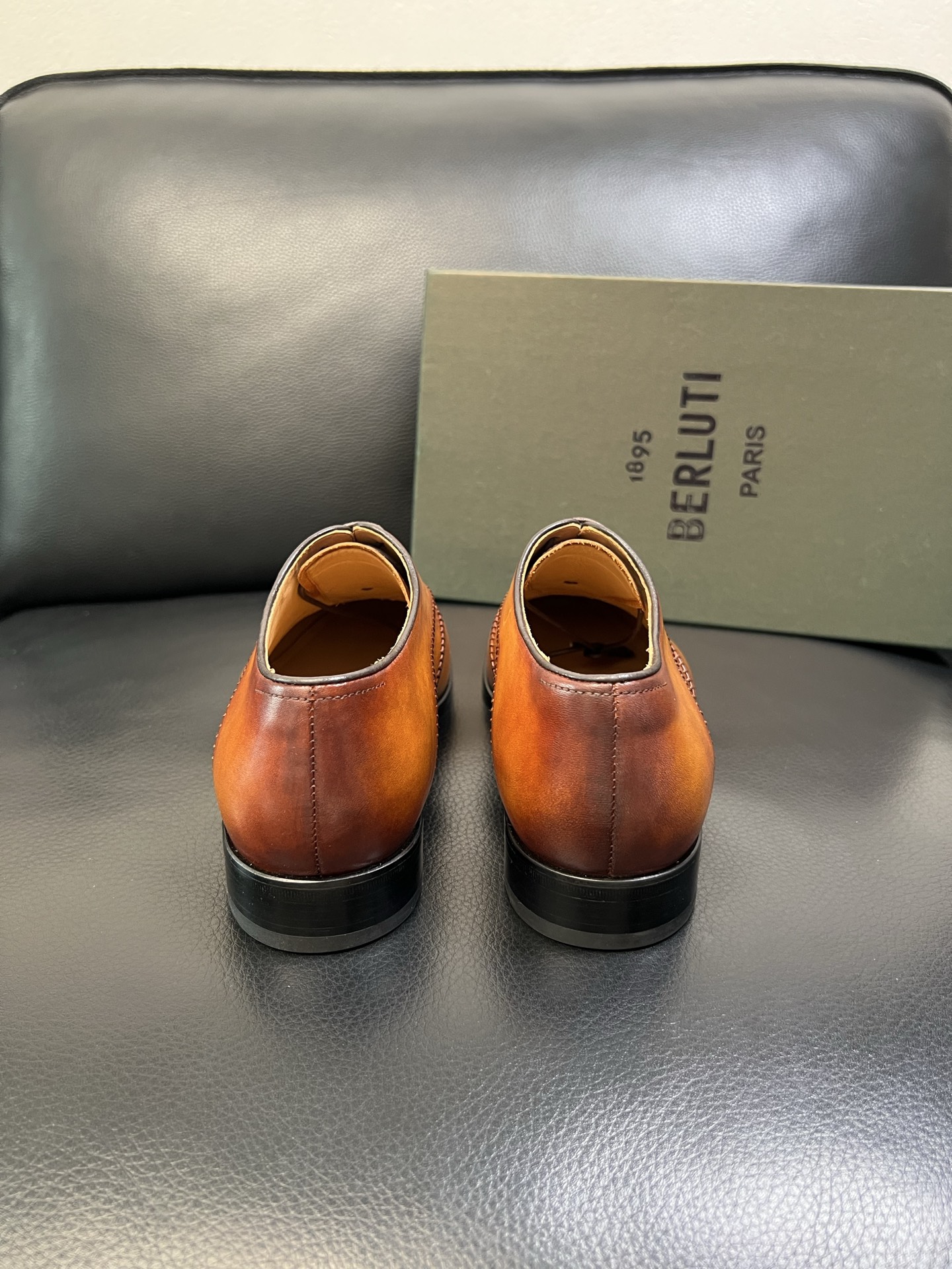 Berluti 高品质 顶级工艺品 布鲁提 专柜同步发售原厂配置，意大利进口牛皮面料，全进口水染牛皮里垫