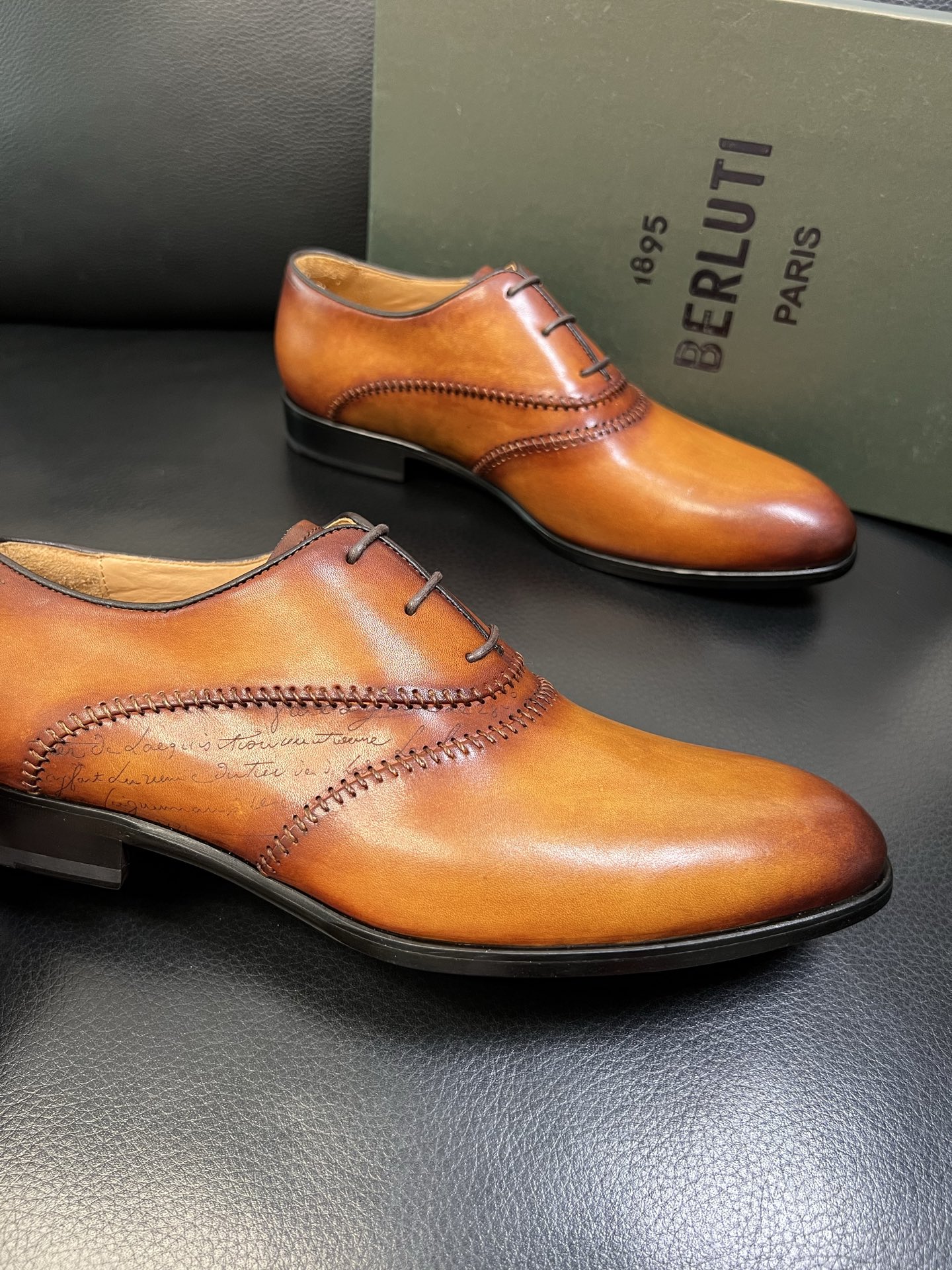 Berluti 高品质 顶级工艺品 布鲁提 专柜同步发售原厂配置，意大利进口牛皮面料，全进口水染牛皮里垫