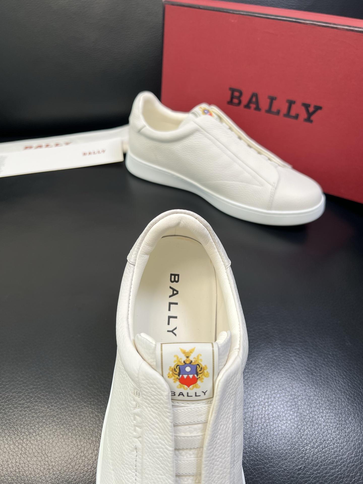 BALLY 高品质 顶级工艺品 巴利 专柜同原厂配置 ，鞋面意大利进口牛皮面料，进口水染牛皮里垫 ，鞋底