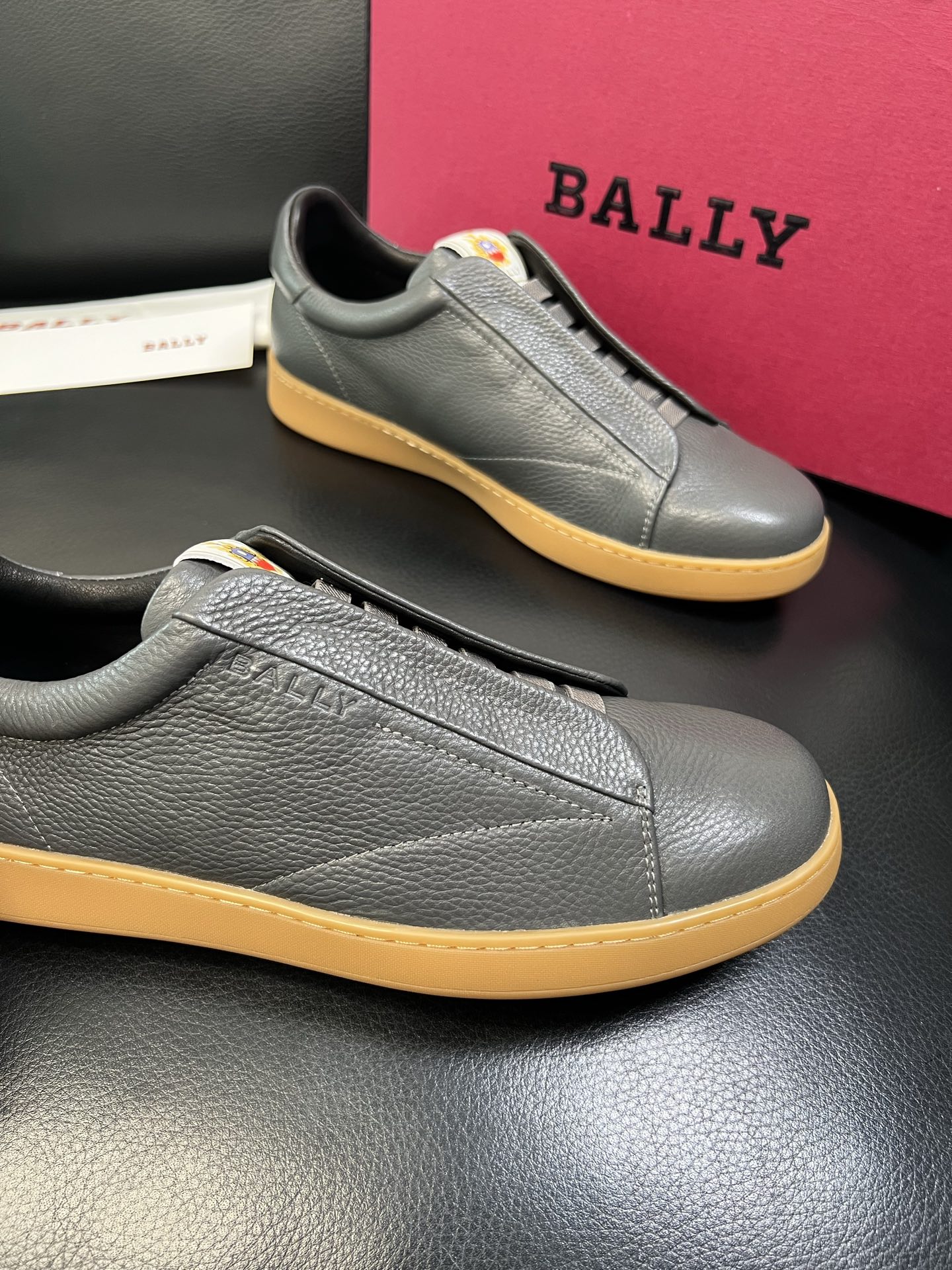 BALLY 高品质 顶级工艺品 巴利 专柜同原厂配置 ，鞋面意大利进口牛皮面料，进口水染牛皮里垫 ，鞋底
