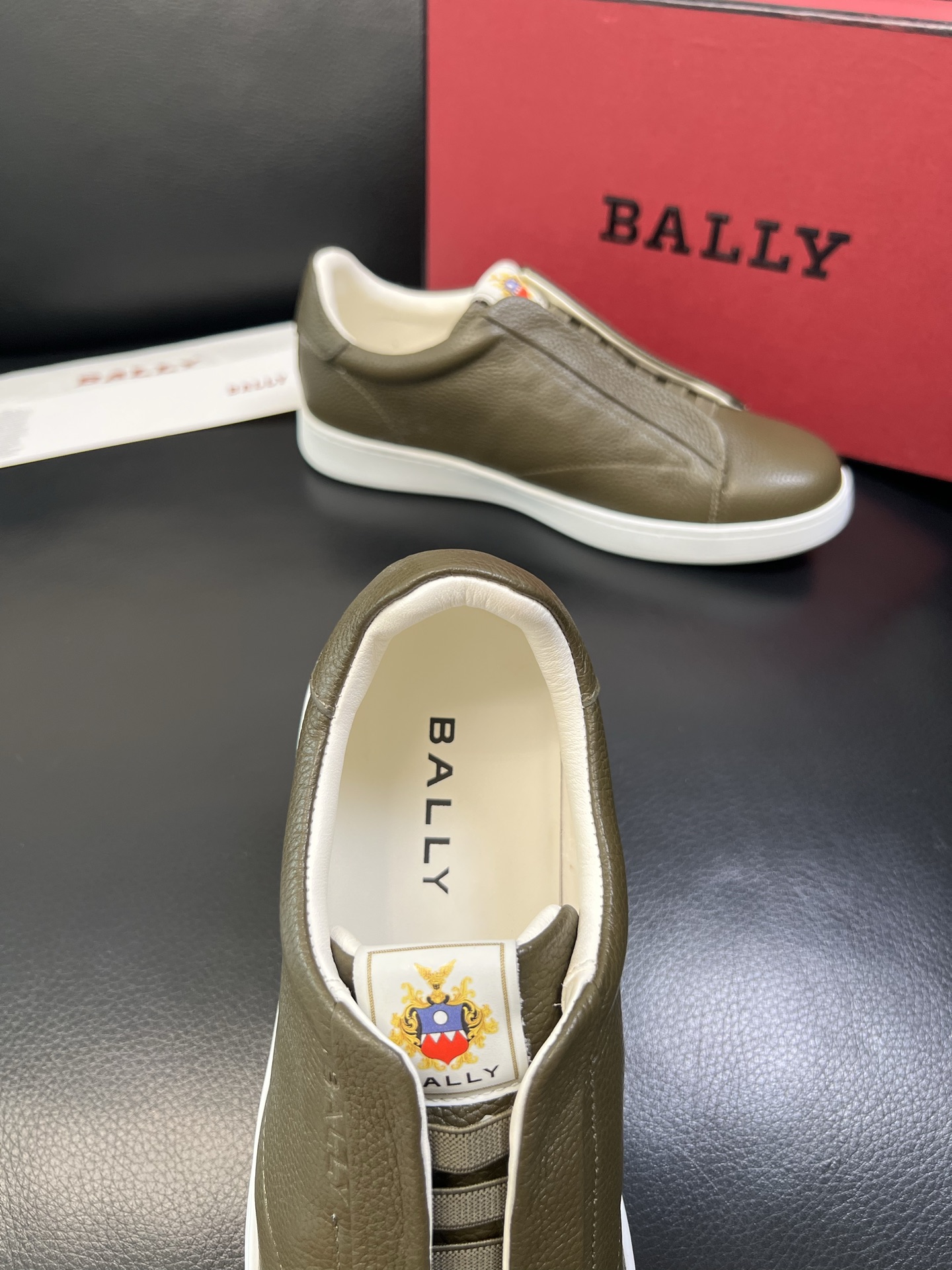 BALLY 高品质 顶级工艺品 巴利 专柜同原厂配置 ，鞋面意大利进口牛皮面料，进口水染牛皮里垫 ，鞋底