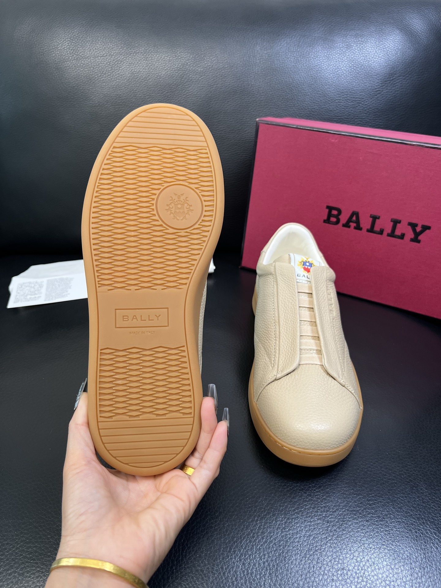 BALLY 高品质 顶级工艺品 巴利 专柜同原厂配置 ，鞋面意大利进口牛皮面料，进口水染牛皮里垫 ，鞋底