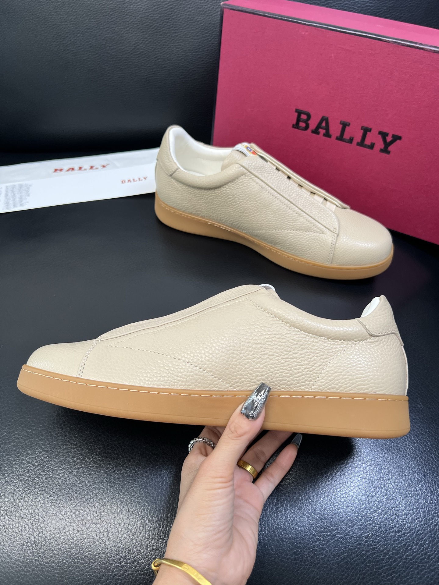 BALLY 高品质 顶级工艺品 巴利 专柜同原厂配置 ，鞋面意大利进口牛皮面料，进口水染牛皮里垫 ，鞋底