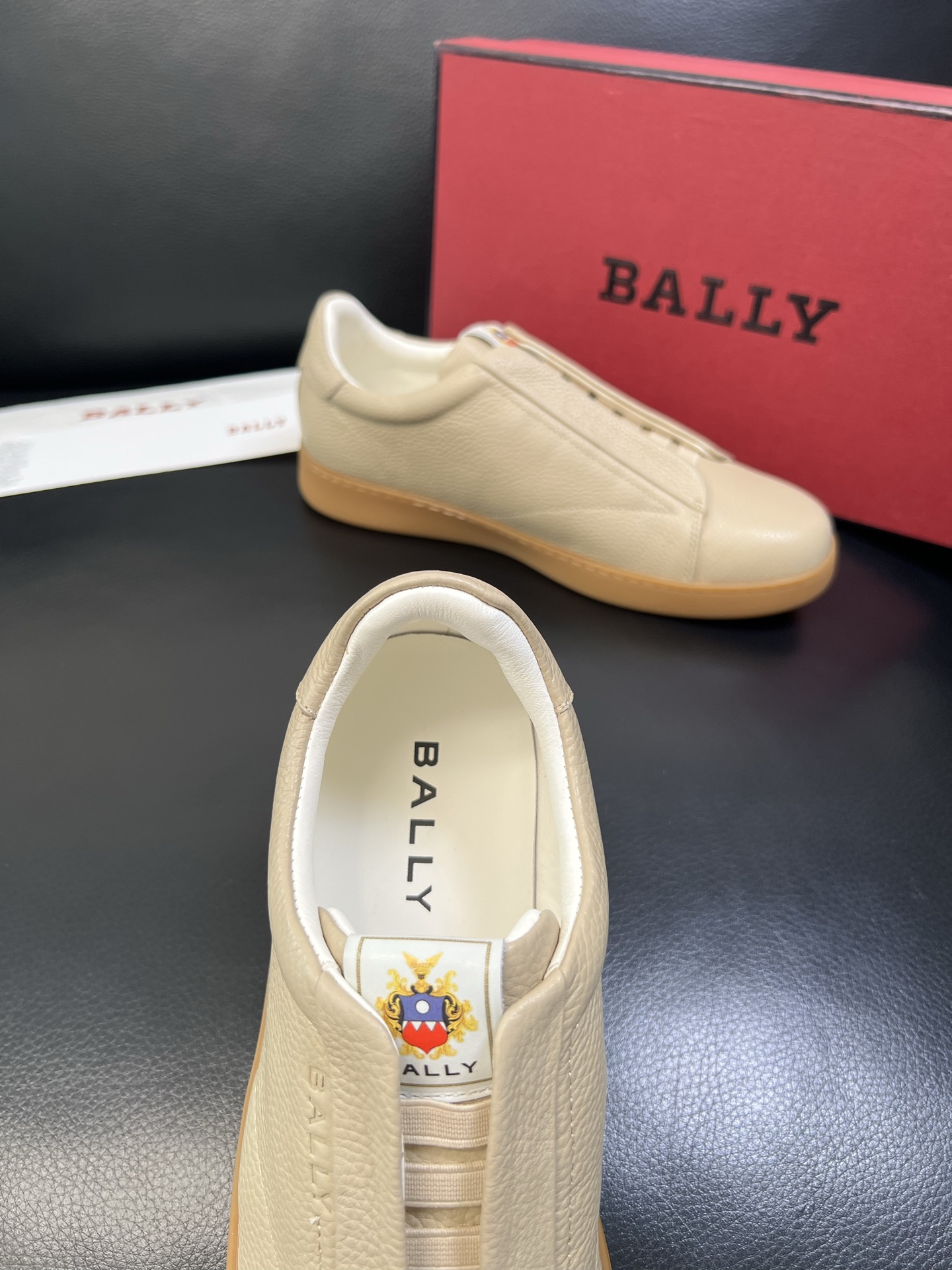 BALLY 高品质 顶级工艺品 巴利 专柜同原厂配置 ，鞋面意大利进口牛皮面料，进口水染牛皮里垫 ，鞋底