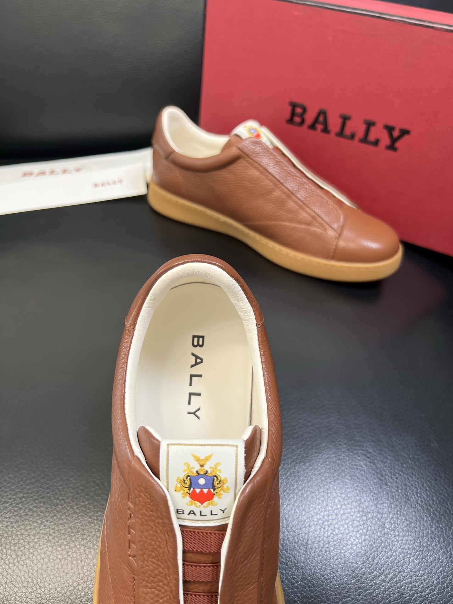 BALLY 高品质 顶级工艺品 巴利 专柜同原厂配置 ，鞋面意大利进口牛皮面料，进口水染牛皮里垫 ，鞋底
