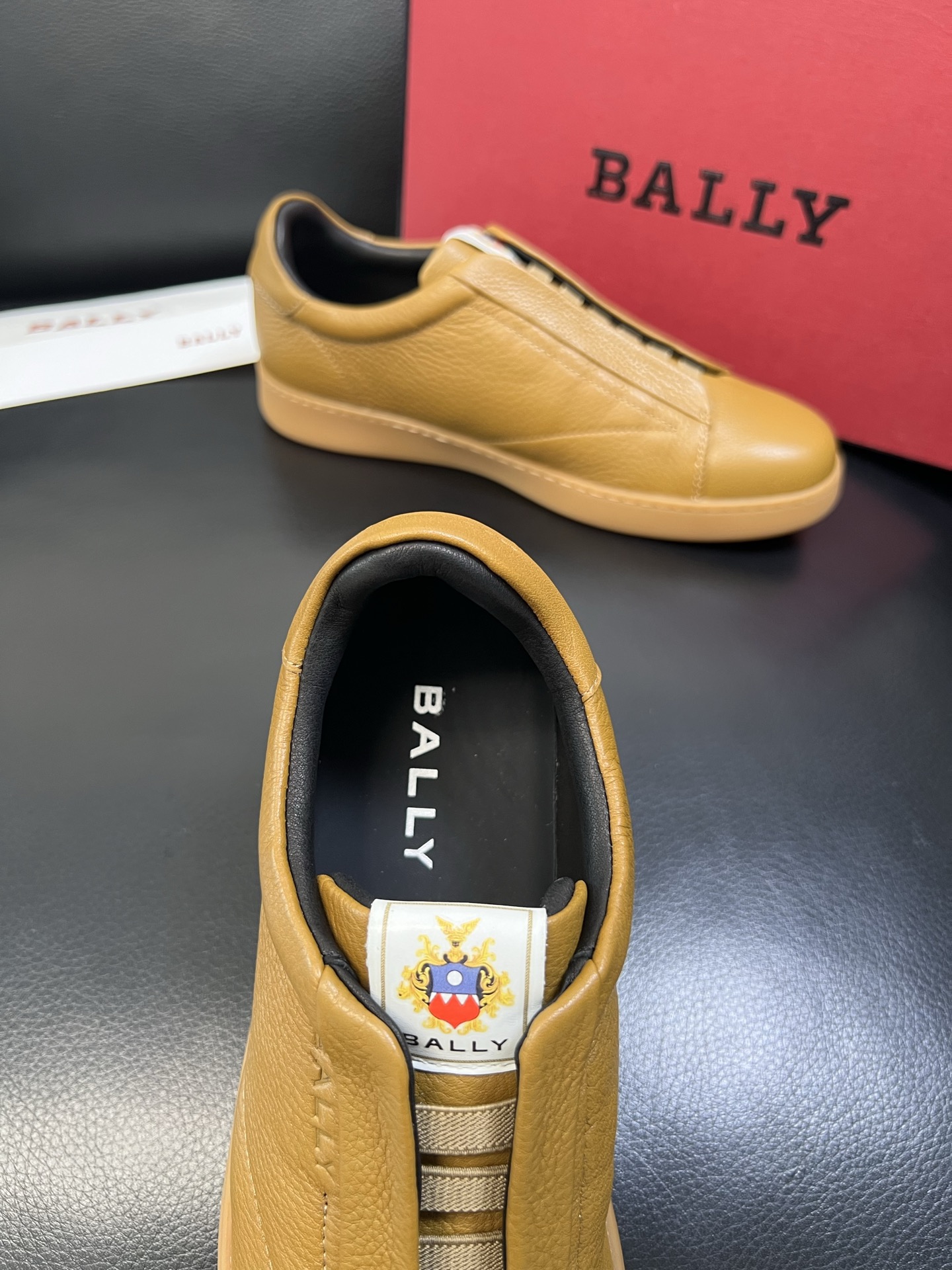 BALLY 高品质 顶级工艺品 巴利 专柜同原厂配置 ，鞋面意大利进口牛皮面料，进口水染牛皮里垫 ，鞋底