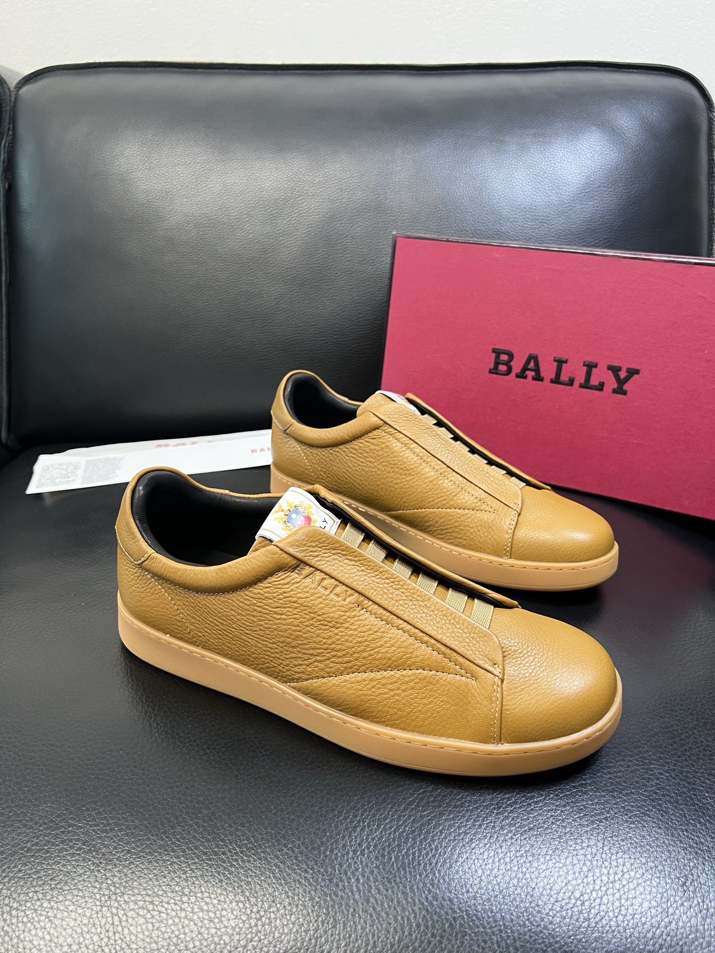 NO:555332,BALLY high-quality top crafts Bally counter has the same configuration as the original factory, uppers are imported cowhide fabrics from Italy, imported water-dyed cowhide linings, soles are specially provided by the original factory, exclusive movable molded soles are super comfortable, original factory orders, welcome to compare, code number 38-44 (order 45 46), bally, cowhide19860909BALLY 高品质 顶级工艺品 巴利 专柜同原厂配置 ,鞋面意大利进口牛皮面料,进口水染牛皮里垫 ,鞋底原厂特供原版底,独家活动成型底超级舒适,原厂跟单货,欢迎对比,码数 38-44（订 45 46）,,bally,cowhide,Men's shoes