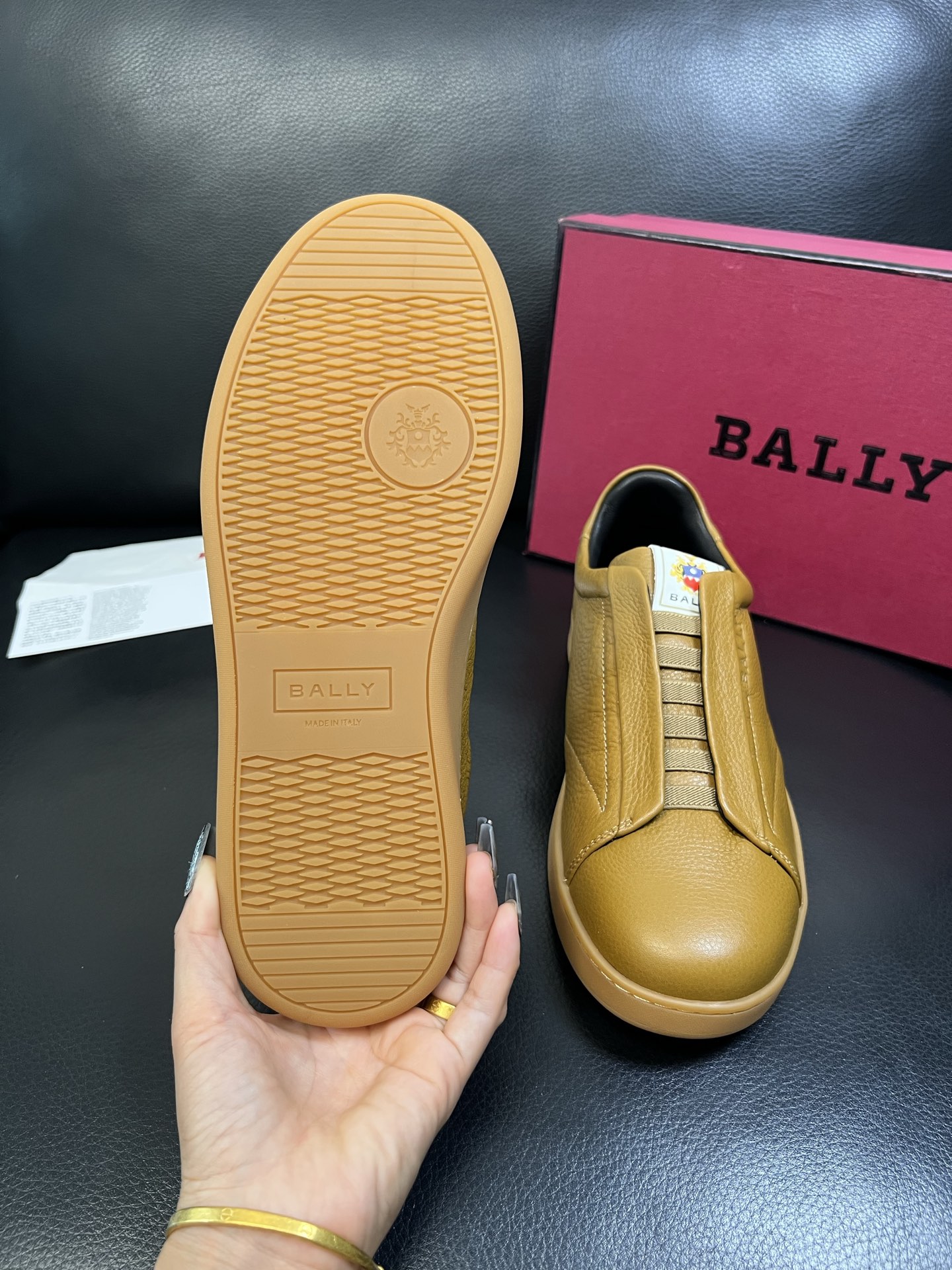 BALLY 高品质 顶级工艺品 巴利 专柜同原厂配置 ，鞋面意大利进口牛皮面料，进口水染牛皮里垫 ，鞋底