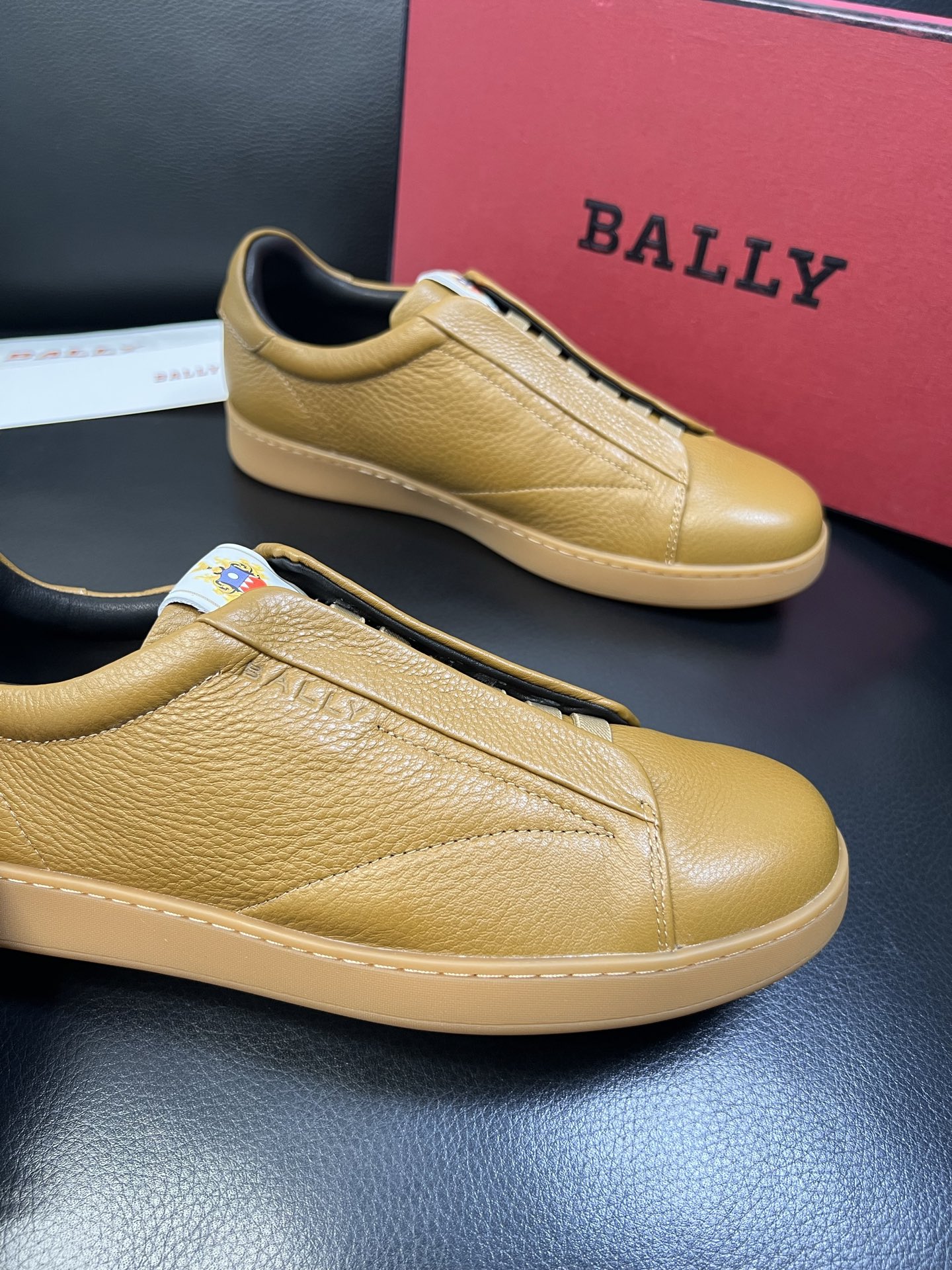 BALLY 高品质 顶级工艺品 巴利 专柜同原厂配置 ，鞋面意大利进口牛皮面料，进口水染牛皮里垫 ，鞋底